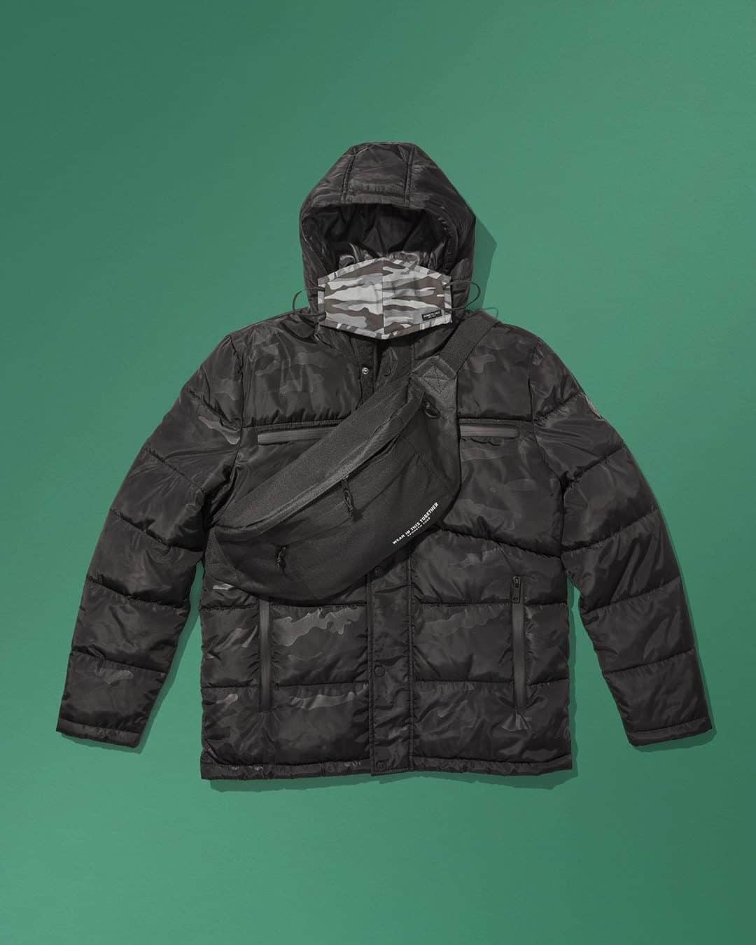 ケネスコールのインスタグラム：「These are wearing times…protect yourself with a mask paired with our latest hooded puffer jacket and fanny pack. #StaySafeOutThere #WearAFuckingMask #ProtectEachOther  When you shop at KennethCole.com, we’ll donate to The New York Public Library in support of The Harry Belafonte Black Liberation Speaker Series. Info link in bio.」