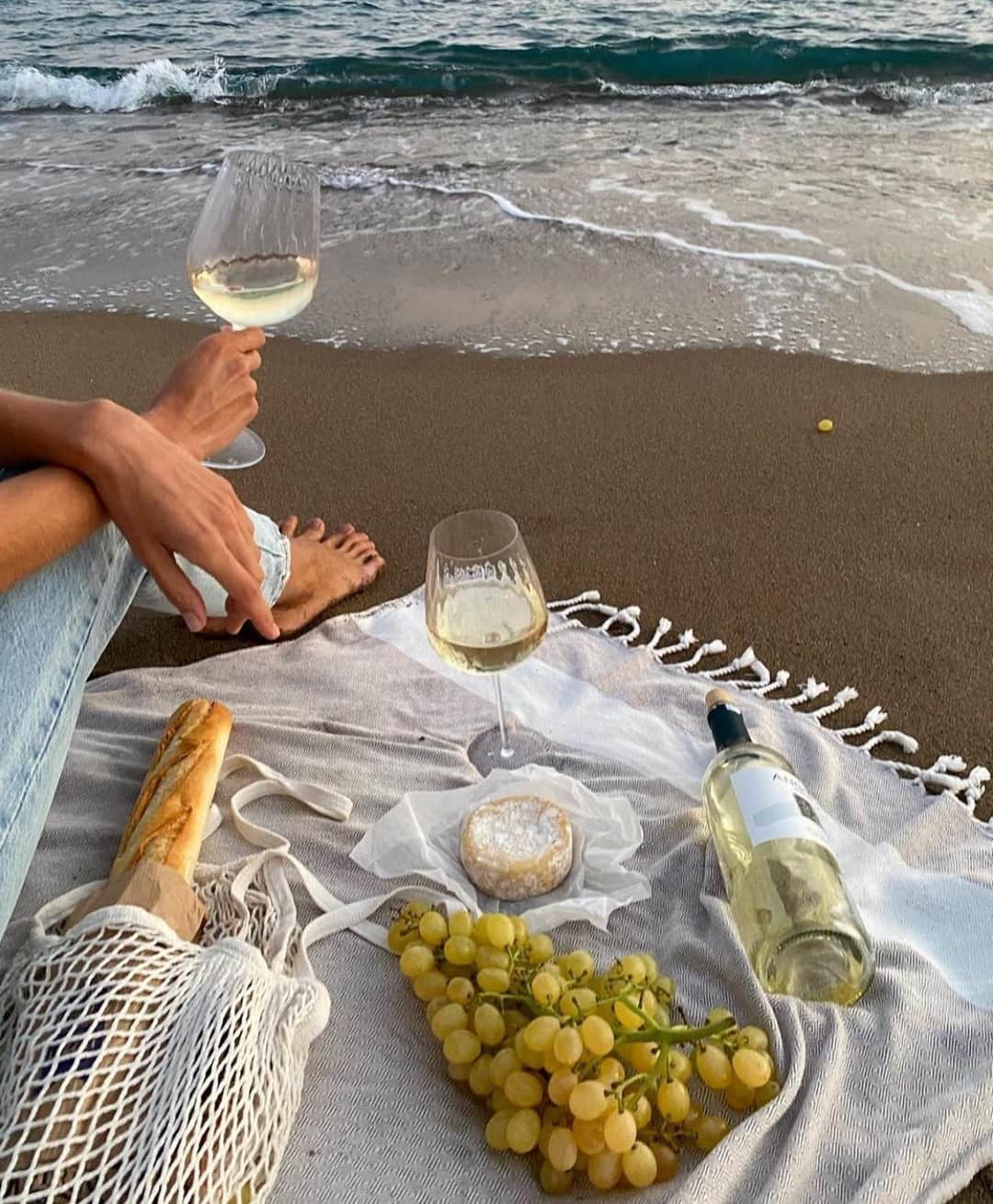 ヤング・ファビュラス&ブロークのインスタグラム：「The perfect socially distanced setting 🥂🧀 #escapewithus #yfbclothing」
