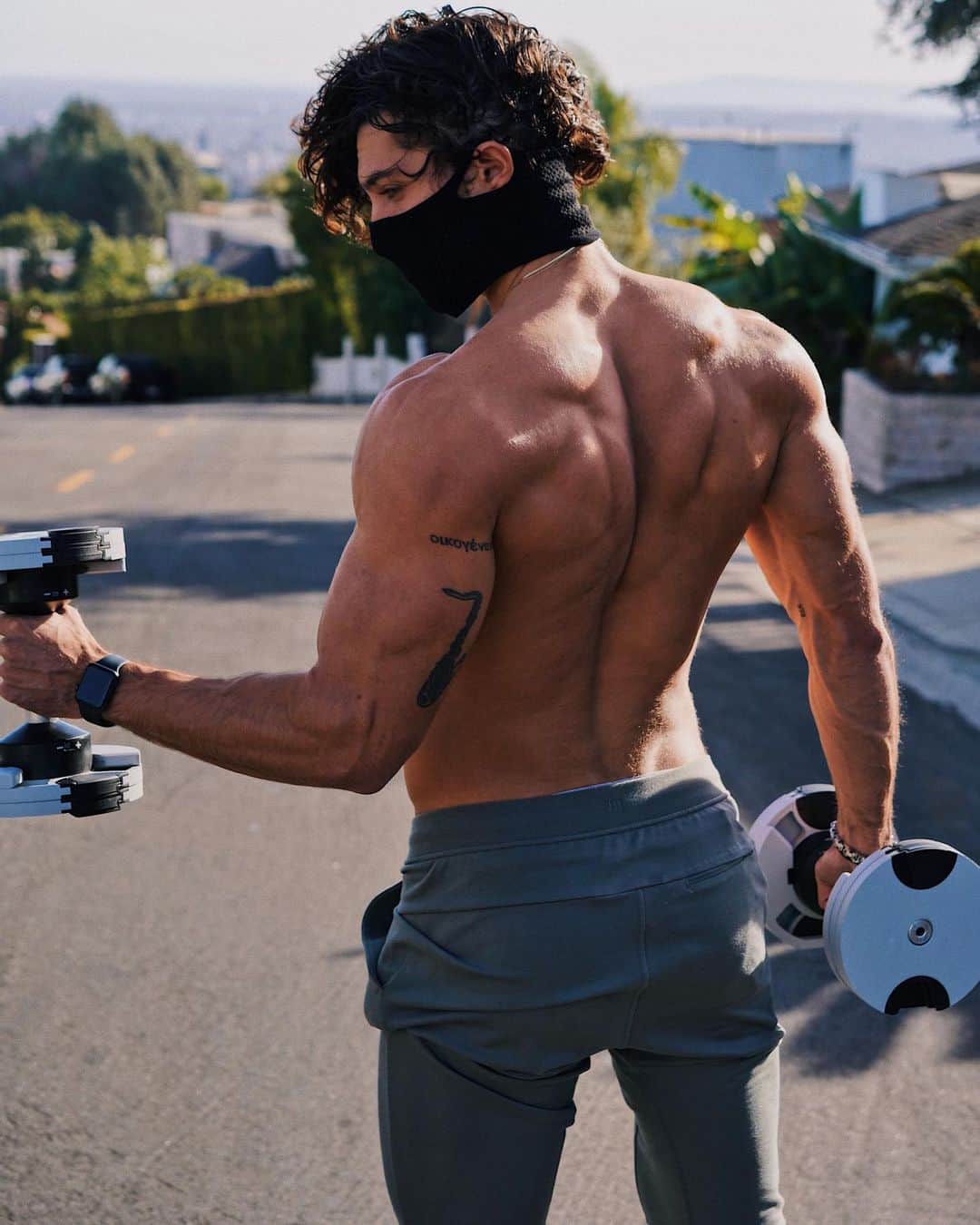 Steven Kellyのインスタグラム：「Finishing the year strong with these adjustable dumbbells by @_smrtft / Making these home workouts a breeze 🚀」