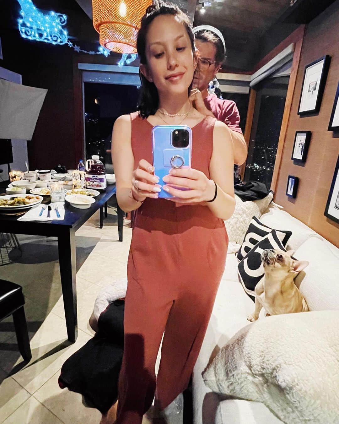のインスタグラム：「I hope everyone had a wonderful Christmas! ✨ This year was definitely a lot quieter than the rest but it was so nice to be able to spend quality time with Matt and our animals. I think Ysa agrees when I say that I was so blessed this Christmas and got one of the most beautiful pieces of jewelry from my hubby. My heart is full of love and gratitude for the past year, however I’m SO ready for 2021! #family #christmas2020  Necklace: @xivkarats  Onesie: @fabletics」
