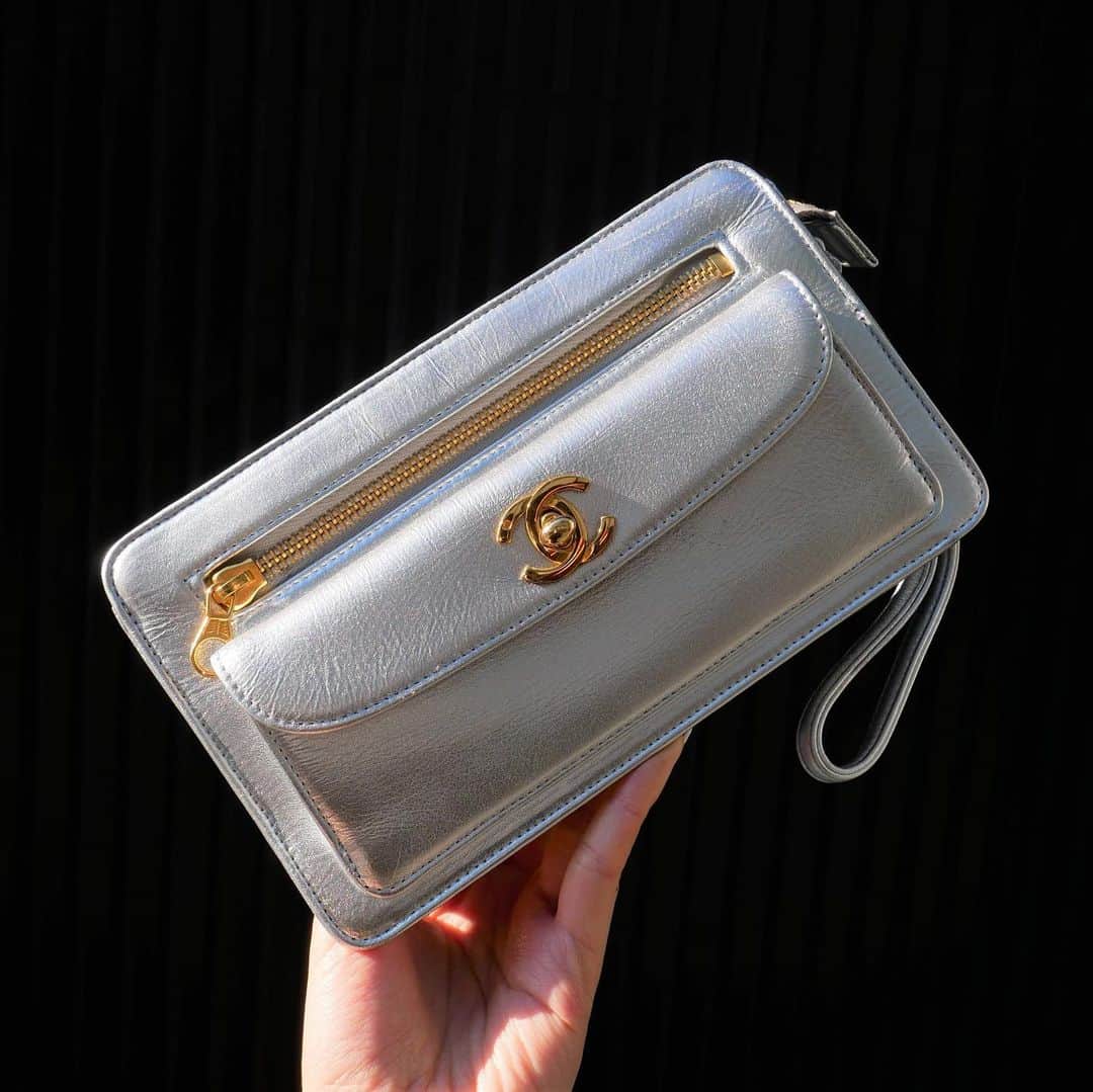 Vintage Brand Boutique AMOREさんのインスタグラム写真 - (Vintage Brand Boutique AMOREInstagram)「Vintage Chanel Metallic Lambskin Clutch Bag🛒  Available Online For Purchase Search Code: AO11030  ✈️Free Shipping Worldwide 📩DM for more info and pricing  ➡️info@amorevintagetokyo.com  #vintagechanel #chanelclutch #chanelmetallic #chanellambskin #amoretokyo」12月29日 11時05分 - amore_tokyo