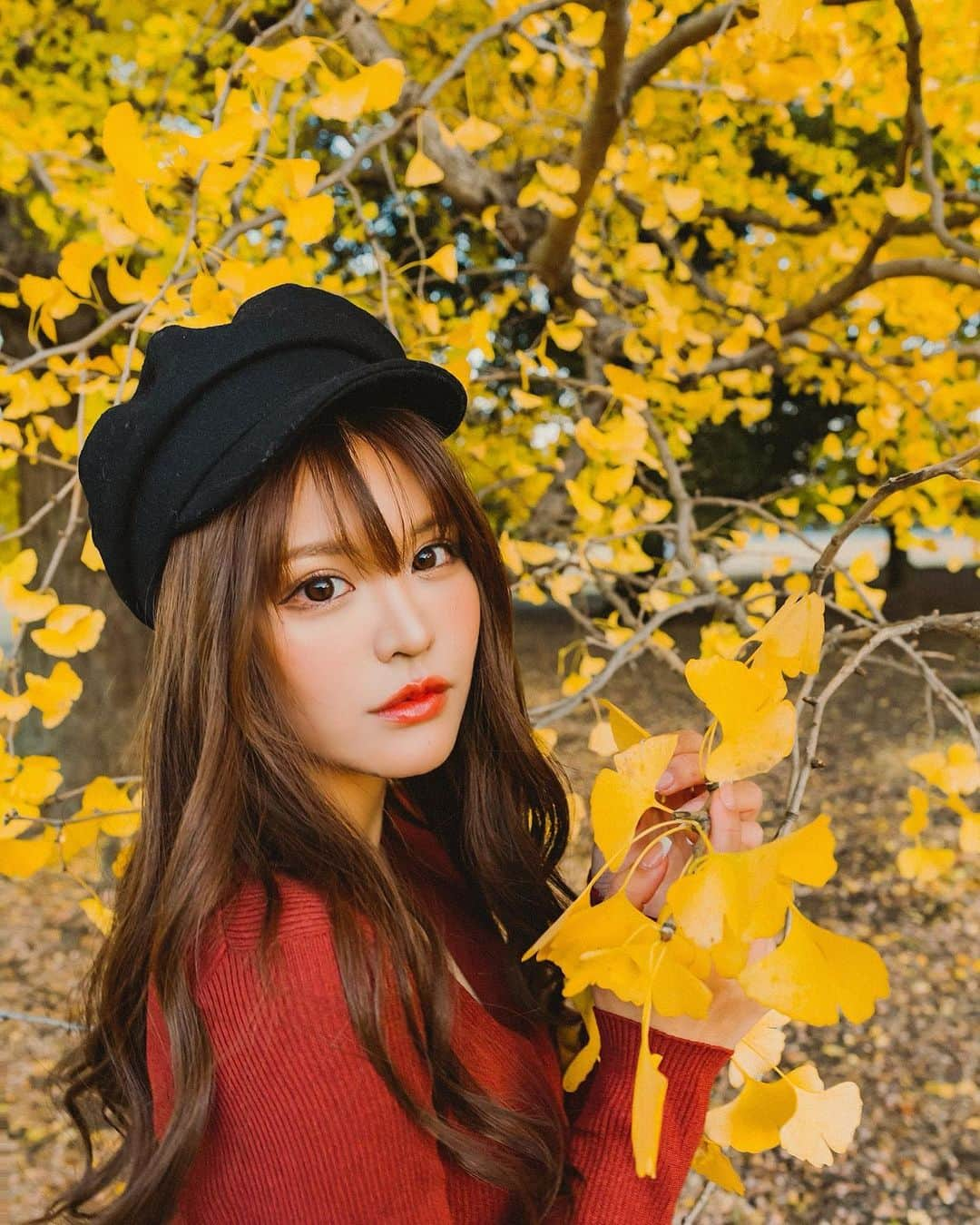 ななぴさんのインスタグラム写真 - (ななぴInstagram)「黄色に囲まれて幸せいっぱい🍁💕 自然の色ってなんでこんなに美しいんだろう 春夏秋冬美しい。幸せだねー♥︎♥︎♥︎  #作品撮り　#ポートレート　#キャスケット　#新宿御苑　#秋　#秋撮影　#秋ポートレート　#ロングヘア　#コーディネート　#私服　#コーデ　#秋コーデ　#チェックスカート　#チェックパンツ　#赤　#red #autumnvibes🍁 #autumn  #zara #ザラコーデ　#zaraコーデ」12月29日 11時07分 - __nanapgram__