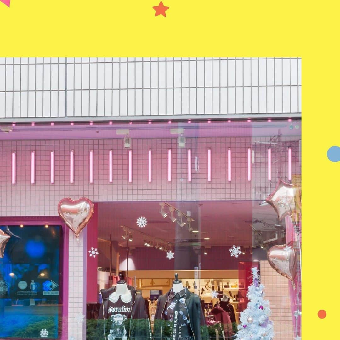 EST osaka-umedaさんのインスタグラム写真 - (EST osaka-umedaInstagram)「クリスマスショーウィンドウコンテスト2020結果発表！ ・ 14店舗の中からお客様投票で選ばれたショーウィンドウを発表します！ 結果は…… ・ 1位 エントリーNo.8の「サマンサベガ」(@samantha.vega_official) 2位 エントリーNo.14の「ジェイミーエーエヌケー」です！(@jamieank_umedaest) ・ 多数の投票ありがとうございました♪ ・ エストからのクリスマスプレゼントとして、 1位と2位の“両方”に投票した方にエスト商品券10,000円分を、 1位と2位の“いずれか”に投票した方にエスト商品券5,000円分をプレゼント！ ハズれた方にもエストメンバーズポイント500Pをプレゼントします♪ （商品の発送およびポイント付与は2021年1月中旬となります。） ・ ・ #エスト #梅田エスト #梅田est #umedaest #サマンサベガ #samanthavega #ジェイミーエーエヌケー #jamieank #梅田 #umeda #大阪 #osaka #오사카 #関西 #kansai #간사이 #關西 #关西 #ショッピング #おしゃれな人と繋がりたい #おしゃれ好きな人と繋がりたい #おしゃれ好き #ファッション部 #クリスマスショーウィンドウ #ショーウィンドウディスプレイ #ショーウィンドウ #クリスマスディスプレイ #クリスマス飾り #クリスマス #ディスプレイデザイン」12月29日 11時08分 - est_umeda