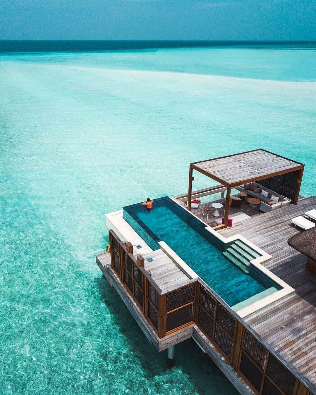 Maldivesさんのインスタグラム写真 - (MaldivesInstagram)「Four Seasons Resort Kuda Huraa #Maldives  📷 @alexpreview   #maldivesislands #maldivesresort #summervibes #poolgoals #fsmaldives #travelandleisure #vacay #maldivesluxuryresort #fourseasonsmaldives #maldivesvacation #maldivesholiday #luxuryresortsmaldives #beachresort #maldivesholiday2021 #vacation #islandlife」12月29日 11時22分 - omaldives