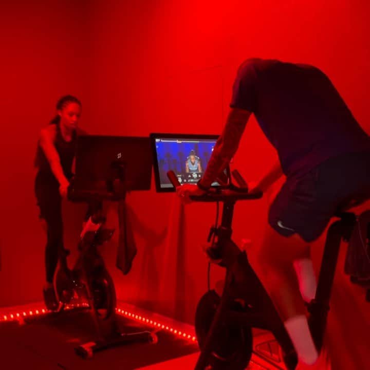 アリソン・フェリックスのインスタグラム：「Running✅ Weights✅ Bike✅ Tryna finish out this crazy year strong!  Pro Tip: Having someone keep you accountable on your fitness/health journey is everything! Taking a virtual class together, a run, or a ride, it is so much better when someone is cheering you on or going through the struggle with you. Drop some love ⤵️ for that person who pushes you to go further💪🏾 #MondayMotivation」