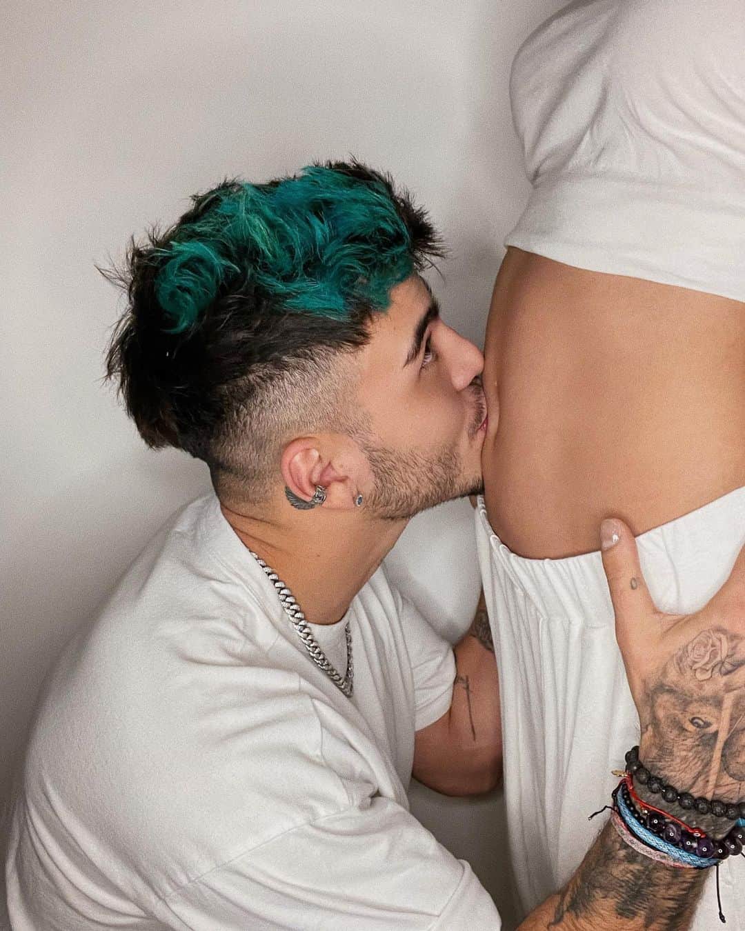 Sebastián Villalobosのインスタグラム：「Este ha sido un año de muchas cosas nuevas por aprender, muchos retos y muchas sorpresas... hasta el momento había querido tener en secreto esta noticia, pero la emoción me puede, estoy tan feliz por este nuevo viaje que estoy apunto de emprender en compañía de una mujer maravillosa, todavía recuerdo ese video que hice para mi canal hace más de 5 años titulado “VÍDEO PARA MI HIJA” y el solo pensar que pronto ese video va cobrar sentido, me pone la piel de gallina! no paro de imaginar en la sensación tan increíble que debe sentirse tener el universo entre mis manos, y contigo lo sabré. Aún no sabemos si es niña o Niño, pero lo que Dios nos quiera enviar, lo recibiremos con la mayor de las alegrías. Gracias a todos ustedes por el apoyo que siempre me han brindado, empieza una etapa que viene cargada de más disciplina, esfuerzo y ganas de sacar mi familia adelante, voy a sudar hasta la última gota cumpliendo mis sueños para que cuando este ser llegue al mundo, tenga millones de razones para sentirse orgullosa u orgulloso de su padre y lo bueno que es haciendo bromas el día de los inocentes. Los amo, gracias por entender 🙏🏼.」
