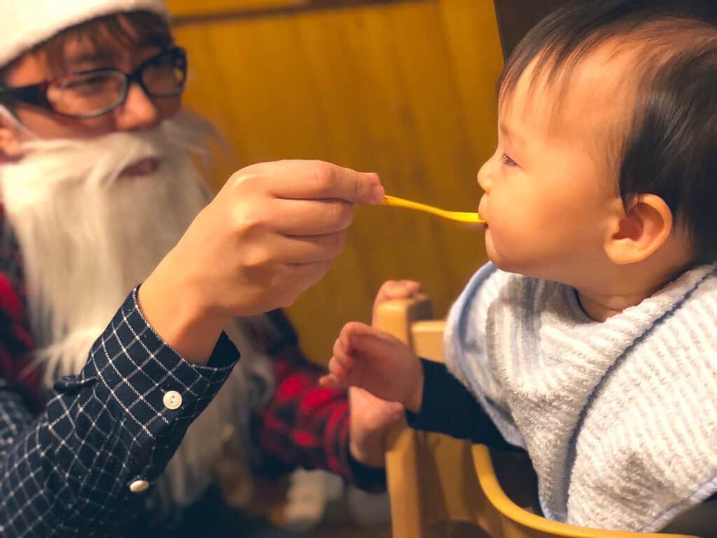 のインスタグラム：「今年のクリスマスは、サンタクロースに変装して息子の前に”ジャーーン！”と出ましたが、まだなんのこっちゃな感じで「親父何やってんだ」みたいな顔して見られたクリスマスになりました。それでもサンタは幸せです！ そして少しずつ歩き始めました。 つむたんすくすく成長中！  #つむたん  #育児日記」