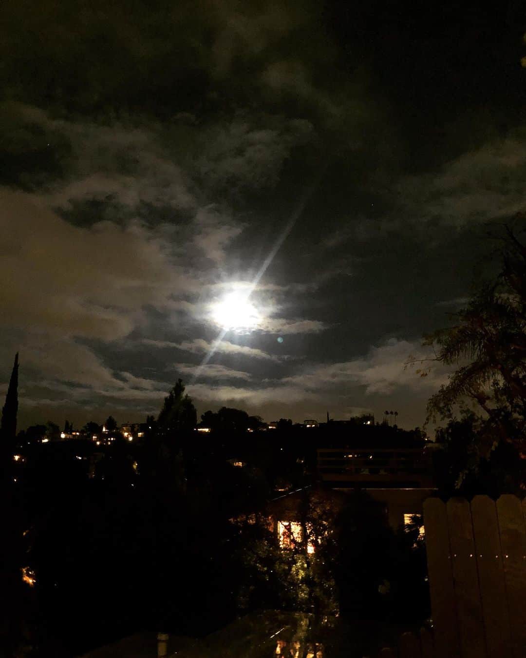 コンスタンス・ジマーのインスタグラム：「Hey 13th #fullmoon of 2020, I see you and I understand you will be the longest full Moon of the year, which makes sense. This has felt like the longest year ever and I believe we will all gladly say GoodBye to 2020 in hopes that 2021 helps lift us all back up to our greatness. Lotus flowers grow out of the mud, truffles are found in feces, so there’s hope for all of us for next year. Take some deep breaths tonight and tomorrow night and set some intentions for the New Year. We are so close to more change.」