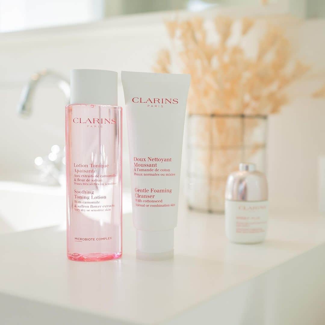 Clarins Canadaのインスタグラム：「Cleansing skin is the most important step in any beauty routine and it has become even more important since we've been wearing masks.😷 It removes traces of make-up, rids the skin of impurities, purifies and soothes it while making sure its microbiota remains balanced. Our powerful botanical-packed cleansers and toners are the first steps towards beautiful, hydrated, and radiant-looking skin.🧼⁣ __________⁣ Le nettoyage est l'étape la plus importante de toute routine beauté et elle l'est d'autant plus depuis que nous portons le masque.😷 Cela permet d'éliminer les traces de maquillage, de débarrasser la peau des impuretés, de la purifier et de l'apaiser tout en aidant à préserver l’équilibre du microbiote cutané. Nos nettoyants et lotions toniques à base d’ingrédients végétaux sont donc les premières étapes idéales vers une peau saine et radieuse🧼⁣ .⁣ .⁣ .⁣ #Clarins #ItsAllAboutYou #ClarinsSkinCare #ClarinsCleanse」