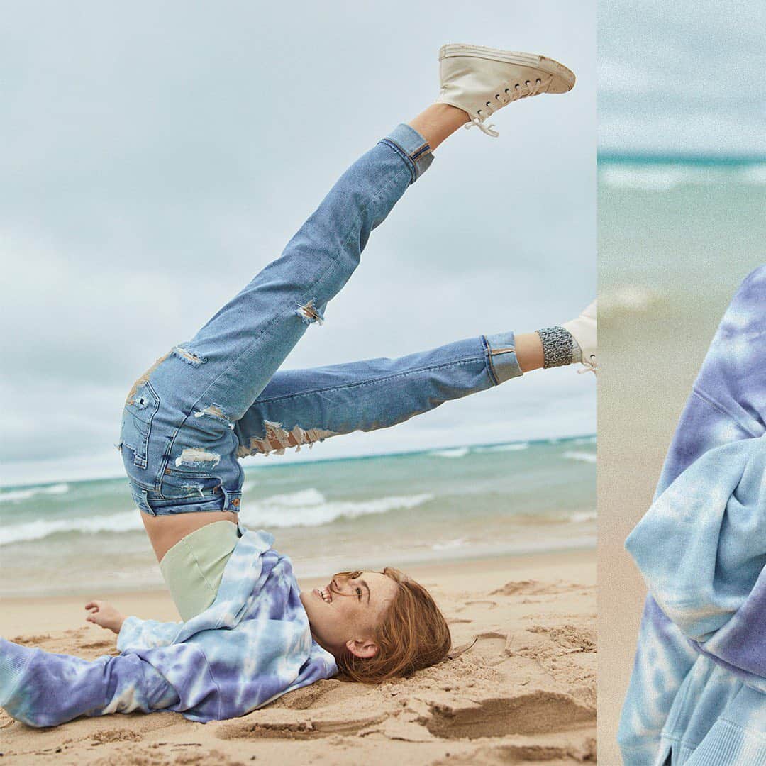 American Eagleのインスタグラム：「New Mom Jeans got us feeling like 🤸‍♀️ Tap to shop!」