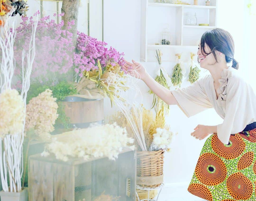 玉城ちはるのインスタグラム：「【 大変お世話になりました　】  皆さま 今年も大変お世話になりました。  コロナという大きな課題と世界中が向き合うことになった一年  今もなおウィルスが蔓延して生活が一変された方も多くいると思います。  大切な方を亡くされたり 大切なものを失ったり、  だからこそ、  大切なものに気づかされたりしたんではないでしょうか？  私自身は今年沢山 大切なものを手にしました。  最初は手探りで始めたYouTube  理解されず「アーティストがお酒飲みながらしゃべって投げ銭とか価値を下げる」 と言われたりしてとても悔しい気持ちにもなりました。  でも終わってみれば  沢山の善意を集めることができ、その善意を他の誰かにお渡しすることができました。金額で言えば82万円程度のことですが 積み重ねてみると、いかに大きな物かと痛感しました。  もう16年以上そうですが笑  私の信念は時間をかけて伝え 理解してもらうしかないのだと改めて思いました。笑笑  「玉城ちはるエコシステム」 なんて言葉笑笑　 最初にYouTubeでやりたいことを伝えられた　立ち上げメンバーも理解するのにさぞ時間がかかったことでしょう。  また見てくださり支援してくださった方もご理解ありがとうございました。  そして  そこから生まれた繋がりも沢山ありました。飲食店含め個人事業主の皆さま 養護施設の皆さまご理解ありがとうございました。  夏になる頃には仕事も少しずつ増えました。 そして、ついに新曲のレコーディングをする事にもなりました。  コロナ禍で出会った新しいアーティストさん達とご一緒することができ その方々を来年早々にご紹介できるのが本当に楽しみです。  そして、初の餃子開発もしました。 半年以上かけての商品開発はとても楽しいものでした。 また食品を手がけることは初めてなので挑戦し甲斐もあり、またやはり難しいなと言うことも沢山ありました。  さらに、自分が1番やりたかった  ひきこもりの方々の支援、生活困窮者支援などにも通ずる ひきこもりポータルサイトのクラファンの参加でした。来年以降はアンバサダーという形でもっと頑張る予定です。  LINEの 相談件数も増え、と同時にファンクラブの会員も増えました。 バスツアーなんてゆう事にも挑戦し、なんとか最高に終われました。これは私の自信となりました。 関係者の皆さまには心から感謝しております。  来年はより自身の内省も大切にし成長したいと思えることが増えました。 40歳のスタートは 　  「お前はこれからどう生きるんだ？」と改めて問われているような気持ちでした。  来年からも私独自の生き方を貫くことになると思います  ご理解いただき、来年も変わらぬご支援を頂けると本当に嬉しいです。  よろしくお願いします。  皆様どうぞ良いお年をお過ごしください  #年末のご挨拶 #感謝 #youtube #コロナ #大切な事 #支援 #寄付 #他者貢献」