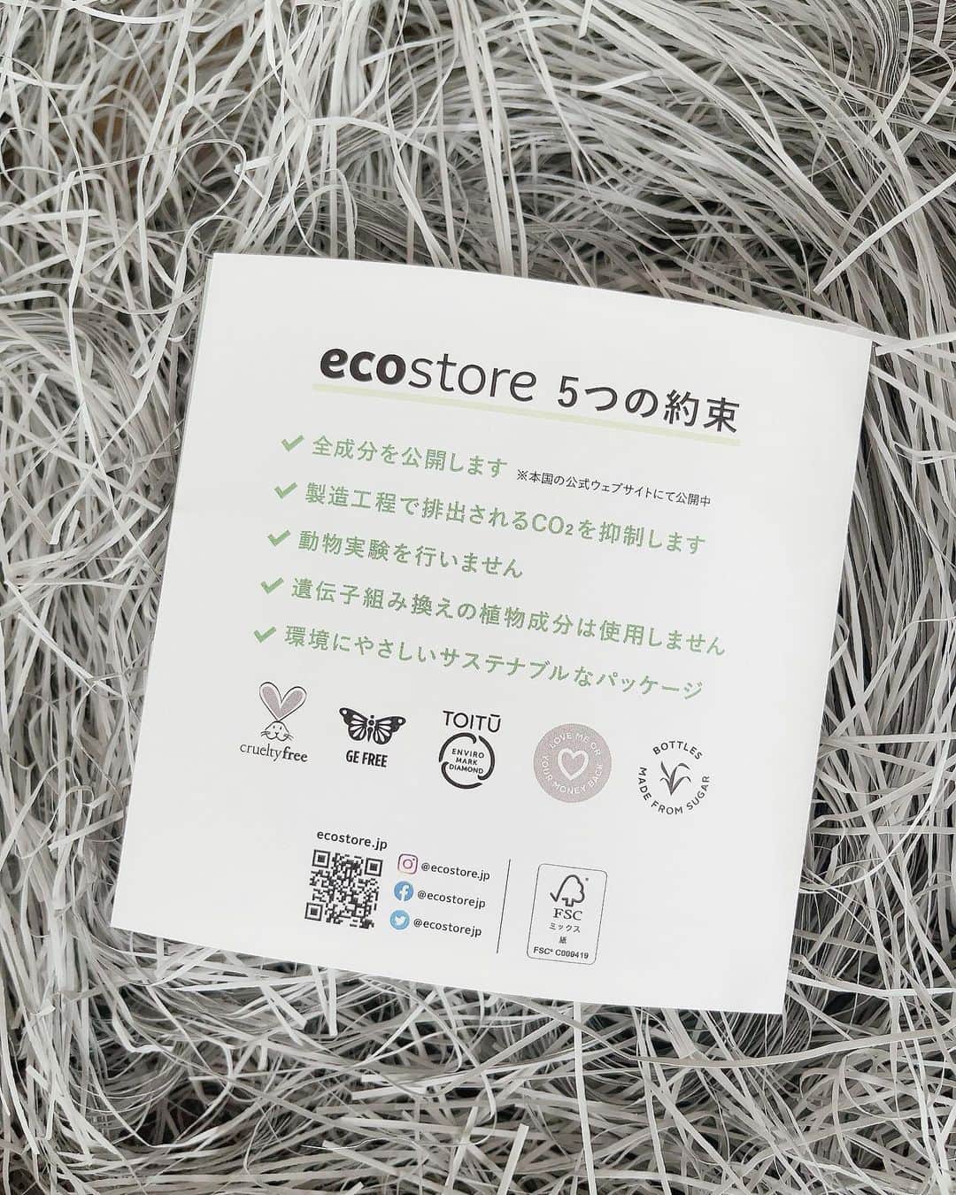 和泉佳子さんのインスタグラム写真 - (和泉佳子Instagram)「@keiko0510 ちゃんから、嬉しいギフトが届きました🎁  ecostore @ecostore.jp の洗剤のセットです。  ecostoreは、ニュージーランド生まれのナチュラルデイリーケアブランド✨  自然由来の原料を使用し、サトウキビ由来のサステナブルな容器で、製造工程や毎日の使い心地までしっかりこだわった、地球にも、使う私達にもやさしい、サステナブルな洗剤♥️  製造工程で排出されるCO2を抑制したり、動物実験を行わない、遺伝子組み換えの植物成分は使用しない、など…  こだわりの5つのお約束で作られている製品を日常的に使うだけで、私達もecoな生活を楽しく送れるというのは本当に嬉しい事です✨  ユーカリや、シトラスなど、ナチュラルな香りにも癒されます😌💕  けいちゃん、優しいお心遣いをありがとう🙏💕  #和泉佳子　#嬉しいギフト　#ありがとう　#ecostore #サステナブル　#eco」12月29日 11時29分 - yoshiko_izumi