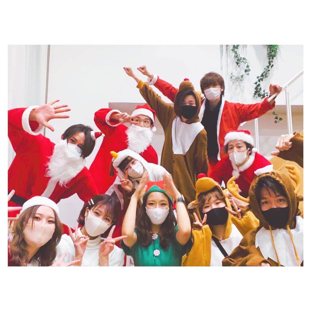前原穂高のインスタグラム：「24日、25日のクリスマス営業でした🎄✨Violetのサンタ達はいかがでしたか？🎅たくさんのご来店ありがとうございました😊🤲  #表参道美容院 #表参道美容室 #表参道ヘアサロン #表参道美容師 #クリスマス営業 #美容室violet #美容室バイオレット」