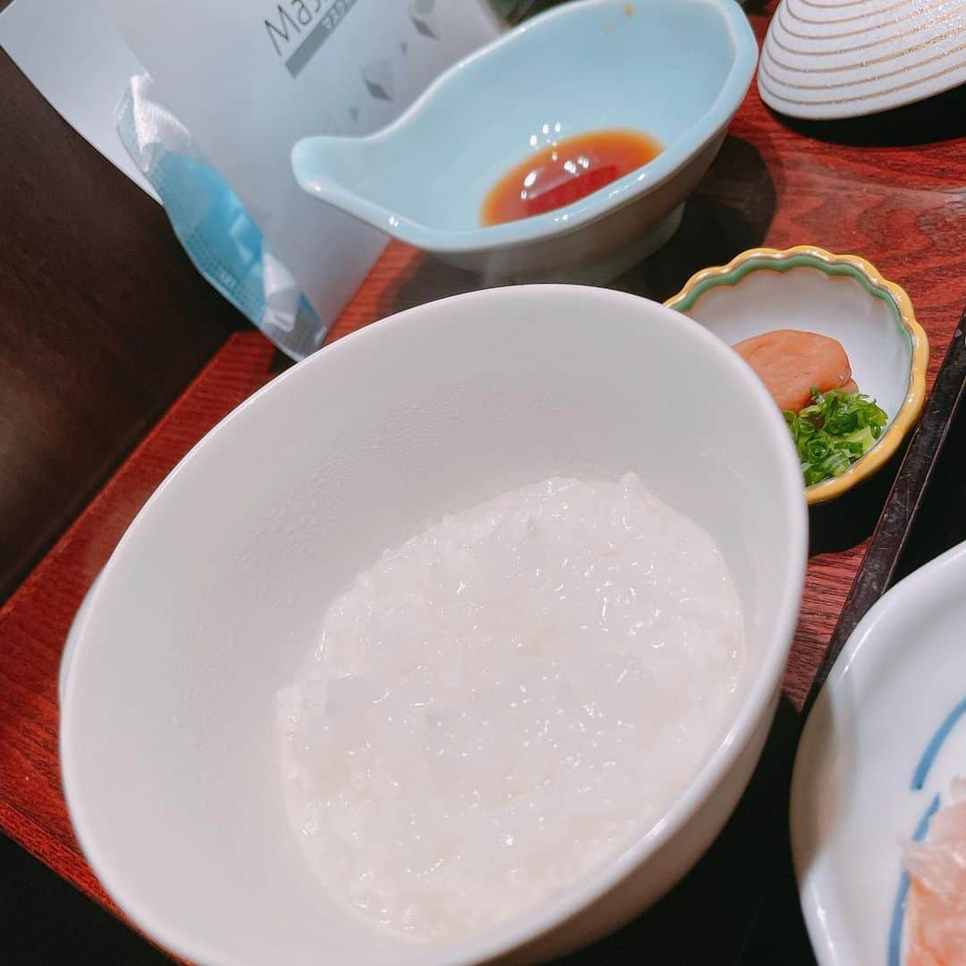 真麻さんのインスタグラム写真 - (真麻Instagram)「伊豆に年末温泉旅行いきました(*‘ω‘ *)💖Goto無理だと諦めてたけど、ギリギリ最終日だったようで✨地域共通クーポンは彼のマッサージ代とお土産たくさん買えた👏🏻凄いね👀 ✩.*˚ 温泉宿は部屋に露天風呂付きがお決まりなので、大浴場は行かずに部屋で何度も天然温泉入って温まったよ♨️運動があまりできていないので、入浴でカロリー消費できた感じ🎶 ✩.*˚ 夕飯は食べれる物だけチョイスになったけど、彼がたくさん食べたwww朝はお粥にしてもらえたから良かった❤この１ヶ月でジワジワ2キロ落ちてるけど、どちらかと言えば筋肉力が落ちてるかな💦もうすぐ食欲が戻ると信じて日々まったり過ごしてます😌コロナの影響もあって、パート先も仕事が減りシフトも2日減ったので…明日仕事納めだけどすっかり冬休みモードになってた❄️️( '-' ❄️️ ) ✩.*˚ 泊まったお部屋が離れで吊り橋を渡るスタイル🌉雰囲気良かったなぁ🍁🏯癒しをありがとう💓 ✩.*˚ ✩.*˚ ✩.*˚ #温泉旅行 #年末旅行 #ティファニーリング #仲良しカップル #温泉女子 #温泉デート #伊豆旅行 #温泉旅館 #ベイビームーン #大切な時間」12月29日 11時36分 - masaaoyama3