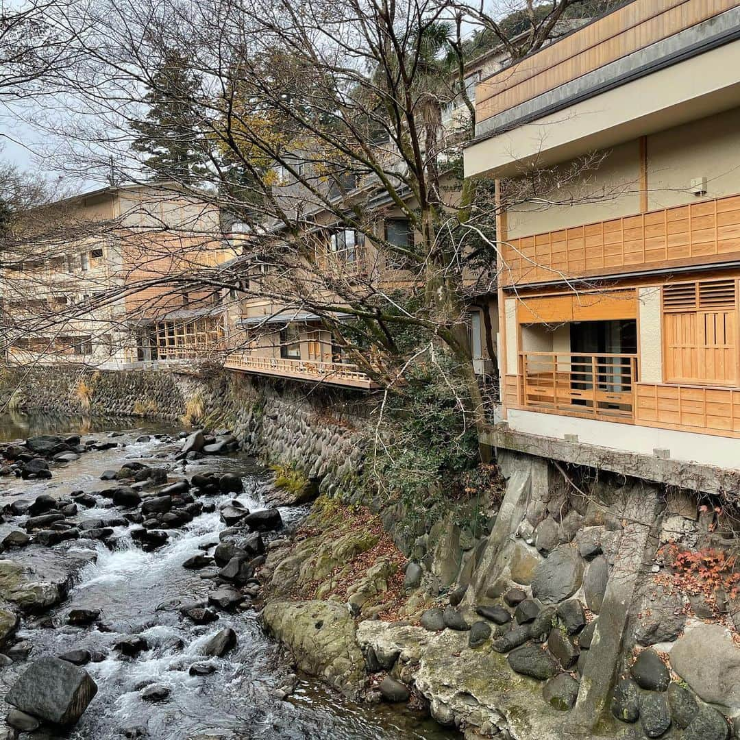 真麻さんのインスタグラム写真 - (真麻Instagram)「伊豆に年末温泉旅行いきました(*‘ω‘ *)💖Goto無理だと諦めてたけど、ギリギリ最終日だったようで✨地域共通クーポンは彼のマッサージ代とお土産たくさん買えた👏🏻凄いね👀 ✩.*˚ 温泉宿は部屋に露天風呂付きがお決まりなので、大浴場は行かずに部屋で何度も天然温泉入って温まったよ♨️運動があまりできていないので、入浴でカロリー消費できた感じ🎶 ✩.*˚ 夕飯は食べれる物だけチョイスになったけど、彼がたくさん食べたwww朝はお粥にしてもらえたから良かった❤この１ヶ月でジワジワ2キロ落ちてるけど、どちらかと言えば筋肉力が落ちてるかな💦もうすぐ食欲が戻ると信じて日々まったり過ごしてます😌コロナの影響もあって、パート先も仕事が減りシフトも2日減ったので…明日仕事納めだけどすっかり冬休みモードになってた❄️️( '-' ❄️️ ) ✩.*˚ 泊まったお部屋が離れで吊り橋を渡るスタイル🌉雰囲気良かったなぁ🍁🏯癒しをありがとう💓 ✩.*˚ ✩.*˚ ✩.*˚ #温泉旅行 #年末旅行 #ティファニーリング #仲良しカップル #温泉女子 #温泉デート #伊豆旅行 #温泉旅館 #ベイビームーン #大切な時間」12月29日 11時36分 - masaaoyama3