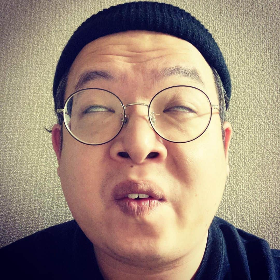 斉藤伸也さんのインスタグラム写真 - (斉藤伸也Instagram)「36歳になりました！自分が36歳とかマジでウケるのでこの先歳をとるたびによりウケる感じになっていけばいいなと思います！  ※寝癖がすごいのでニット帽でおさえこんでいます」12月29日 11時43分 - shytoshinya