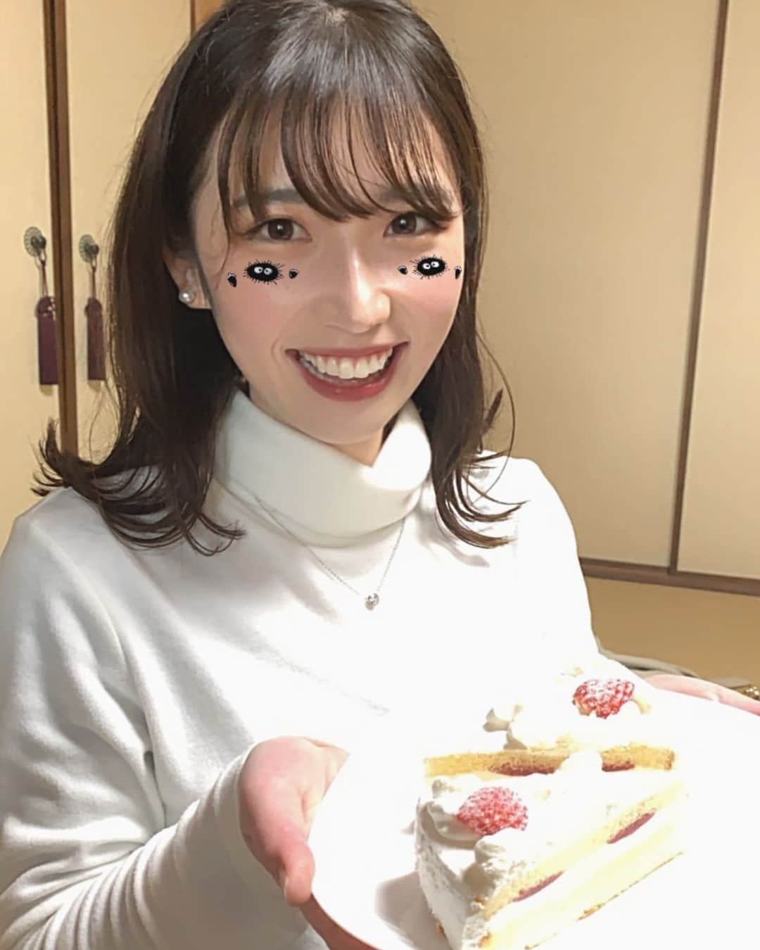 吉田沙弥香さんのインスタグラム写真 - (吉田沙弥香Instagram)「. 昨日は大好きなお友達から﻿ ミスコンお疲れ様ってケーキを ﻿用意してくれました😭💓﻿ ﻿ 一緒にいるとずっと笑顔になれて、﻿ 本当に素敵な友達で、 周りに恵まれてるなぁと実感☺️✨﻿  ほんとにありがとう🥺 ﻿  #関大ミスキャン #ミス関大 #関西大学 #ショートケーキ #お家ご飯 #ヘアスタイル #ミディアムヘア #ボブヘア #外はねミディ #ユニクロコーデ #白コーデ #被写体モデル #サロンモデル #被写体募集中 #サロンモデル募集中 #大阪撮影会 #撮影会」12月29日 11時43分 - __sayaka07__