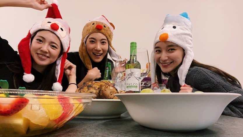 のインスタグラム：「25のChristmas Eve🎄は 🎅と🦌と☃️でHome Partyしたよ🤍 たのしい、だいすき、ありがとう！  #時差投稿 #時差スタグラム #christmas #christmaseve  #bff #happy #swipe #spacecraft #model #無加工 #homeparty」