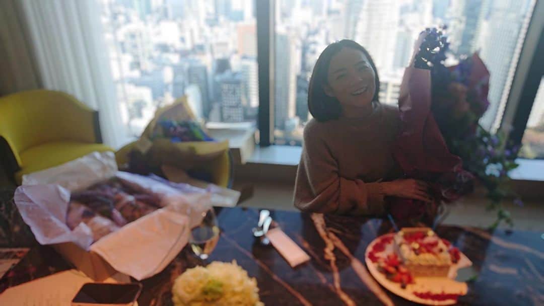 HiRAO INCのインスタグラム：「. Surprise B.D. brunch at 東京EDITION 虎ノ門 @toranomonedition   少しはやい誕生日会を 大好きなEDITIONで友人達にお祝いしてもらいました。  食事も空間も素晴らしいけれど、何より働いている方々のホスピタリティの高さは世界一。  皆、本当に優しくて、気持ちよく、素晴らしい。  一緒に仕事させて頂いて、沢山学ばせて頂いています。　　  ありがとう✨ @sayumi7  @jun_tokkie  @toranomonedition  #tokyoeditiontoranomon」