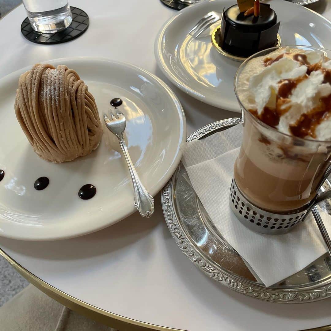 manacaのインスタグラム：「行ってみたかったカフェ☕️🍰 ほんまに美味しい優勝🤤🤍 他のケーキもおいしそうすぎたからまた食べに行きたい🤤🤍  #神戸カフェ #三宮カフェ #元町カフェ #cafe #caffera #カフェラテ #関西カフェ #関西モンブラン」