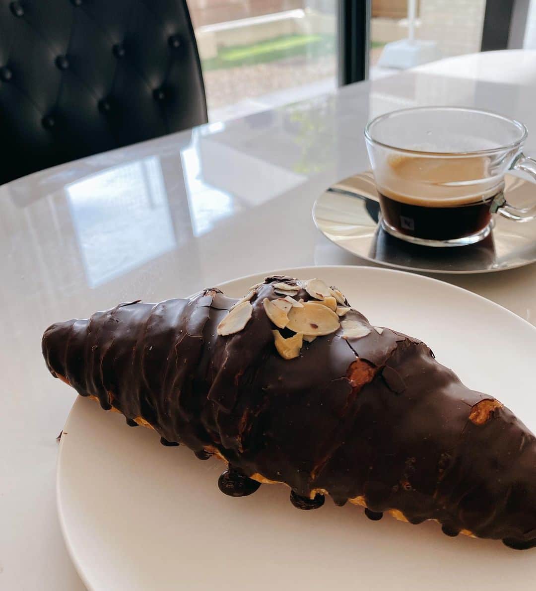 のインスタグラム：「今朝のスイーツは昨日大阪で買ったチョコクロワッサン🥐 今朝はダーリンが寝ていたからミルクホイップ作ってもらえずコーヒーで☕️」