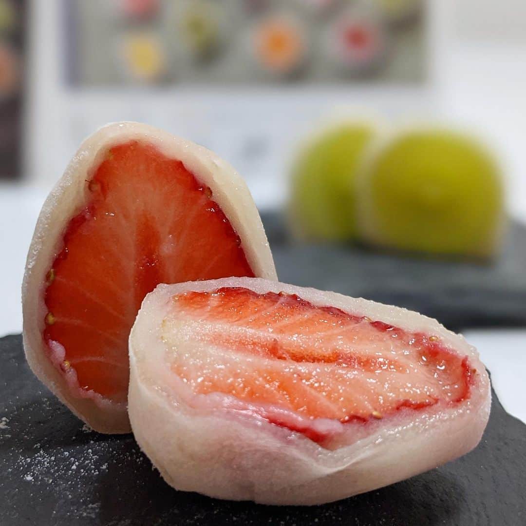 のインスタグラム：「フルーツを食べるための大福😍﻿ 銀座『#弁才天 』﻿ ﻿ フルーツが丸々入って、ほとんどの割合をしめてる🍓﻿ そこに薄めの白餡と、もっちりした求肥に包まれて(*´꒳`*)✨﻿ ﻿ 今回とちおとめ、シャインマスカット頼んだけど﻿ 上品な甘さとフルーツ本来の美味しさを楽しめて﻿ 1口サイズで食べやすい😋🍓🍇﻿ ﻿ 切るときは糸をフルーツの下にして﻿ 交差させると綺麗な断面になるよ☺️﻿ 持ち帰りに糸も入ってた🧵🪡﻿ ﻿ 自分へのご褒美や手土産に渡したいスイーツ(*^^*)🎁💓﻿ ﻿ エリア　東銀座﻿ 営業時間﻿ 10:00～19:00﻿ ﻿ #べんざいてん #benzaiten #フルーツ大福﻿」