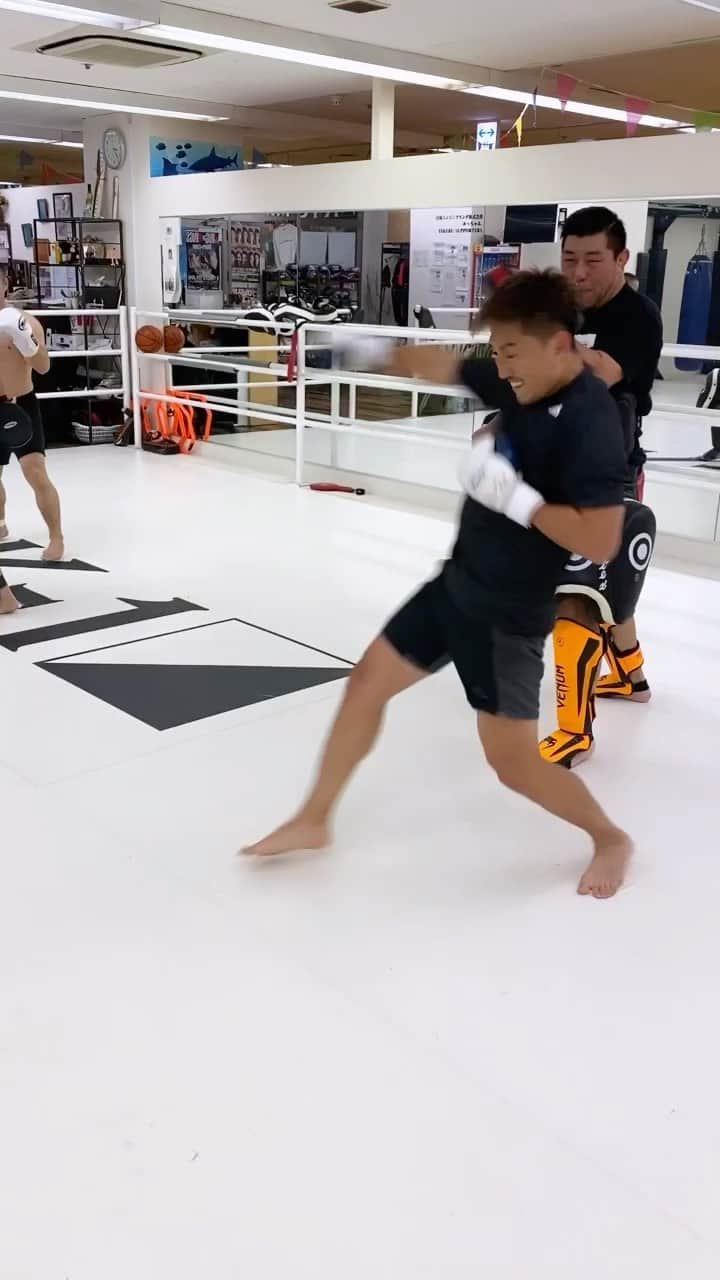 山崎秀晃のインスタグラム：「遠心力で威力倍増👊 #k1wgp #goldenfist」