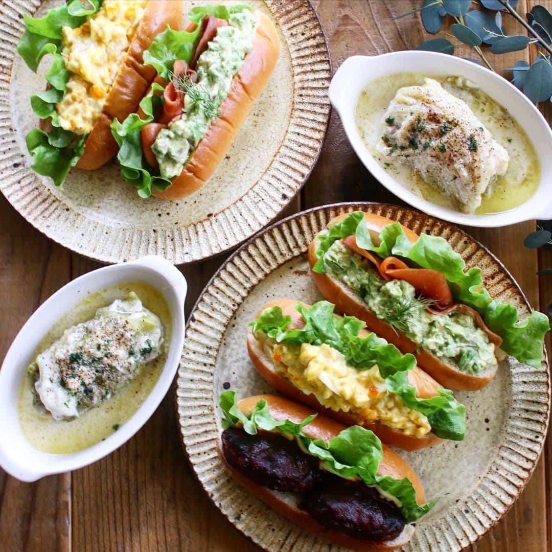 Atsukoのインスタグラム：「Today's lunch 2020.12.29 ･ たまごサンド スモークサーモンとアボガドサンド ハンバーグサンド クリームロールキャベツ ･ ロールキャベツのお肉が余ったのでパテにしてサンド。 なんか真っ黒に写ってるけど実際はそれほど焦げてません😂 いつもロールキャベツはトマト味なので今回はクリームで。 コンソメで煮込んでホワイトソースをいれて煮込んだら出来上がり。 たまーにはこれでいいかな。基本的にはトマトのが好きかも😋」