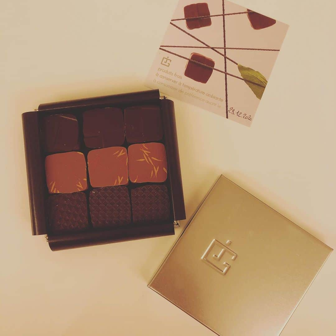 吉永実加のインスタグラム：「@apeca.cacao  @アペカ @jacquesgenin   ジャック・ジュナンの素敵チョコレート🍫  コーヒーに合うわ☕️ ありがとうございます😊  今年はボーイとの新しい生活で目一杯で年末年始って感じがまったくしてない。来年は一緒に楽しめるといいな。」