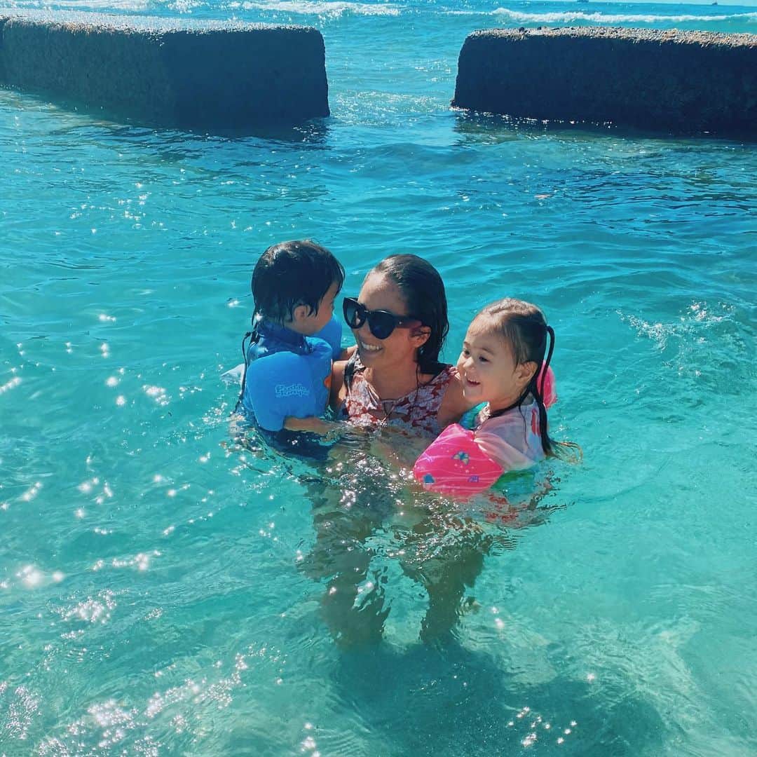 アリッサ ウーテンのインスタグラム：「I’m not a regular mom, I’m a water mama 💦」