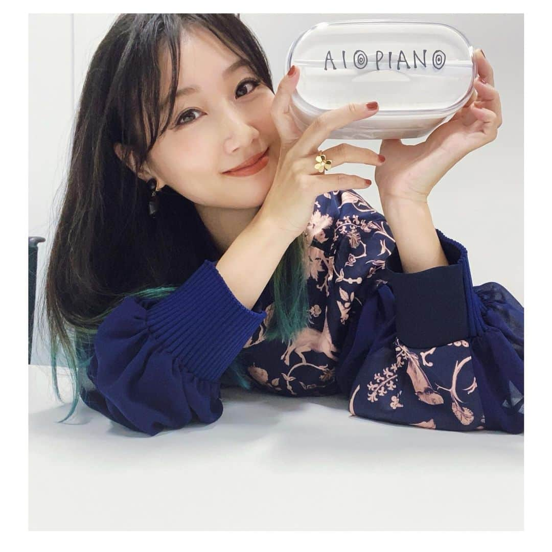 大塚愛さんのインスタグラム写真 - (大塚愛Instagram)「AIO PIANOグッズ続いては ランチボックスです。  せっかくなんで どうでもいい情報を置いて行きますね。  私の作る卵焼きは、だし醤油味です。 お弁当の得意おかずは、唐揚げです。  https://avex.jp/ai/goods/detail.php?id=1001822  から買えます！  AIO　#aio #piano #item #グッズ  #お弁当 #お弁当箱 #ランチボックス #ランチ #は #1200円 #超えたら #高い #派 #自炊」12月29日 12時05分 - aiotsuka_official