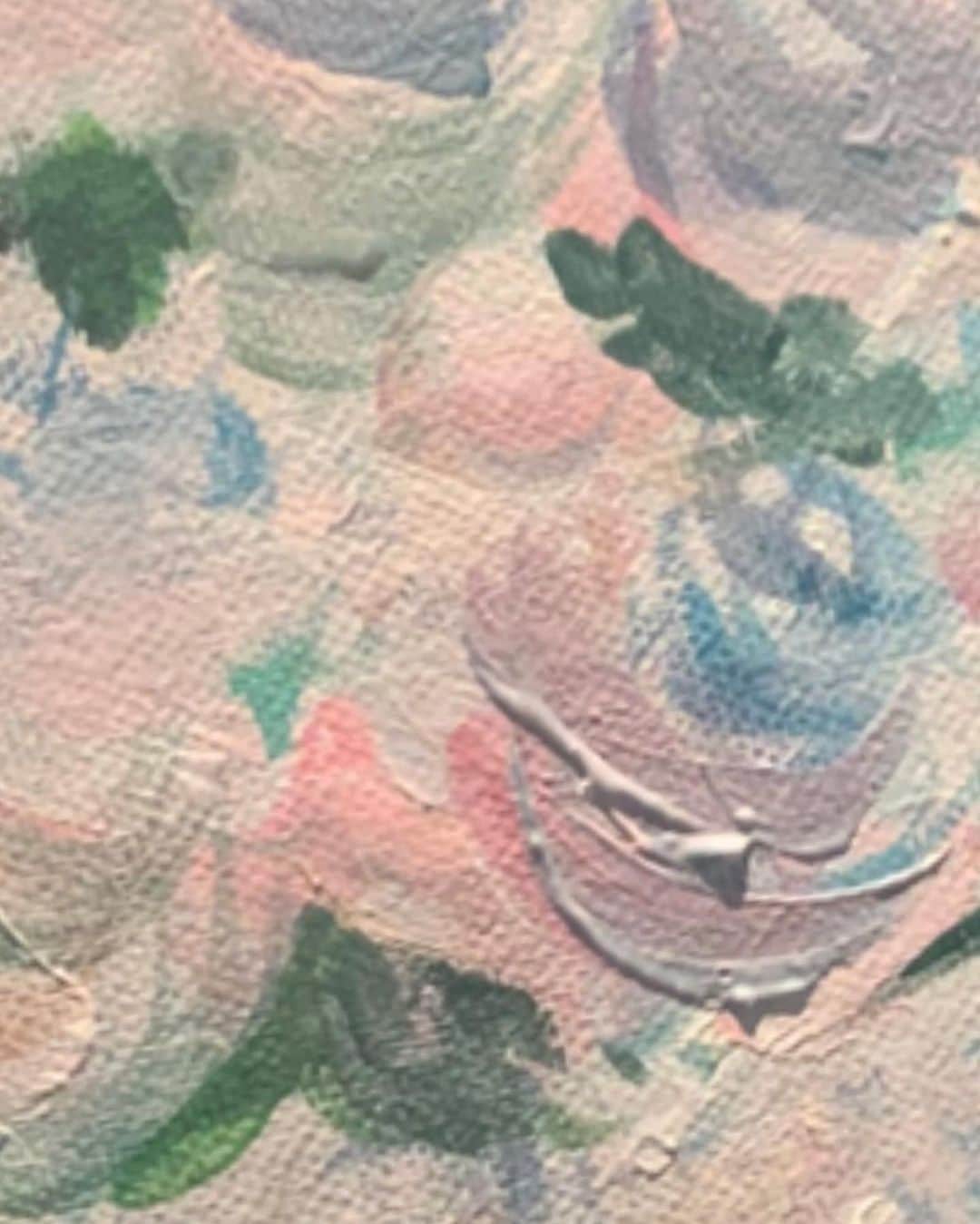 Naomiのインスタグラム：「最近よく行くart bar🍷 ゴッホの白い薔薇🌹をアレンジ🎨 壺を囲ったりテーブルとの境目をわざと雑に描いたりするのも普段ならやらないから新鮮🖌下書きも無くその時の気分で色を決め、適当に落書きのように気楽に描くのが楽しかった☺️🌹 #artbar#art#Gogh#wine#白いバラ#ゴッホ#お絵描き」