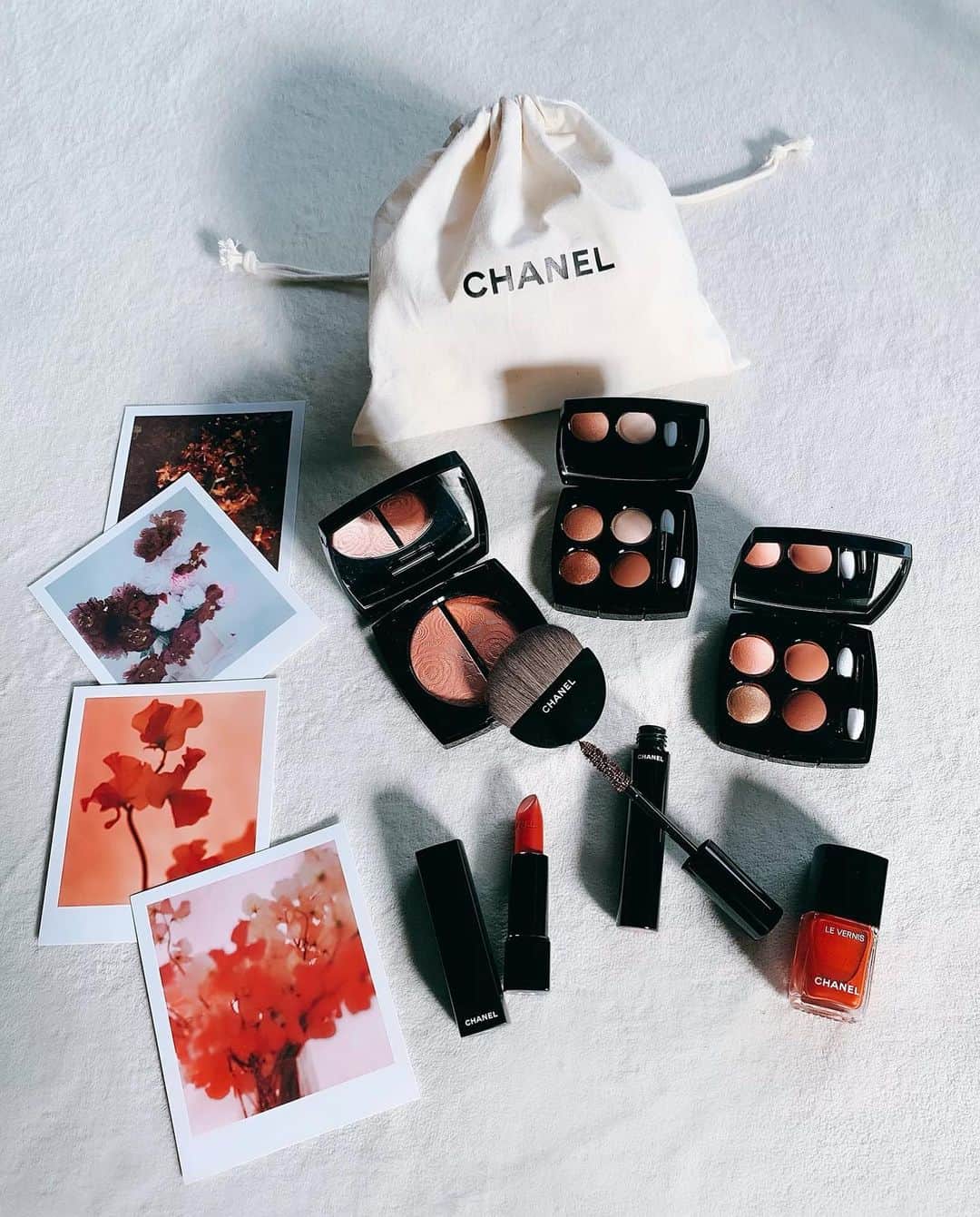 佐川理佳のインスタグラム：「spring-summer 2021 collection  花々からインスピレーションを得てつくられた、明るくポジティブなムードのコレクション。 来年は良い年になりますように🌹  @chanel.beauty」