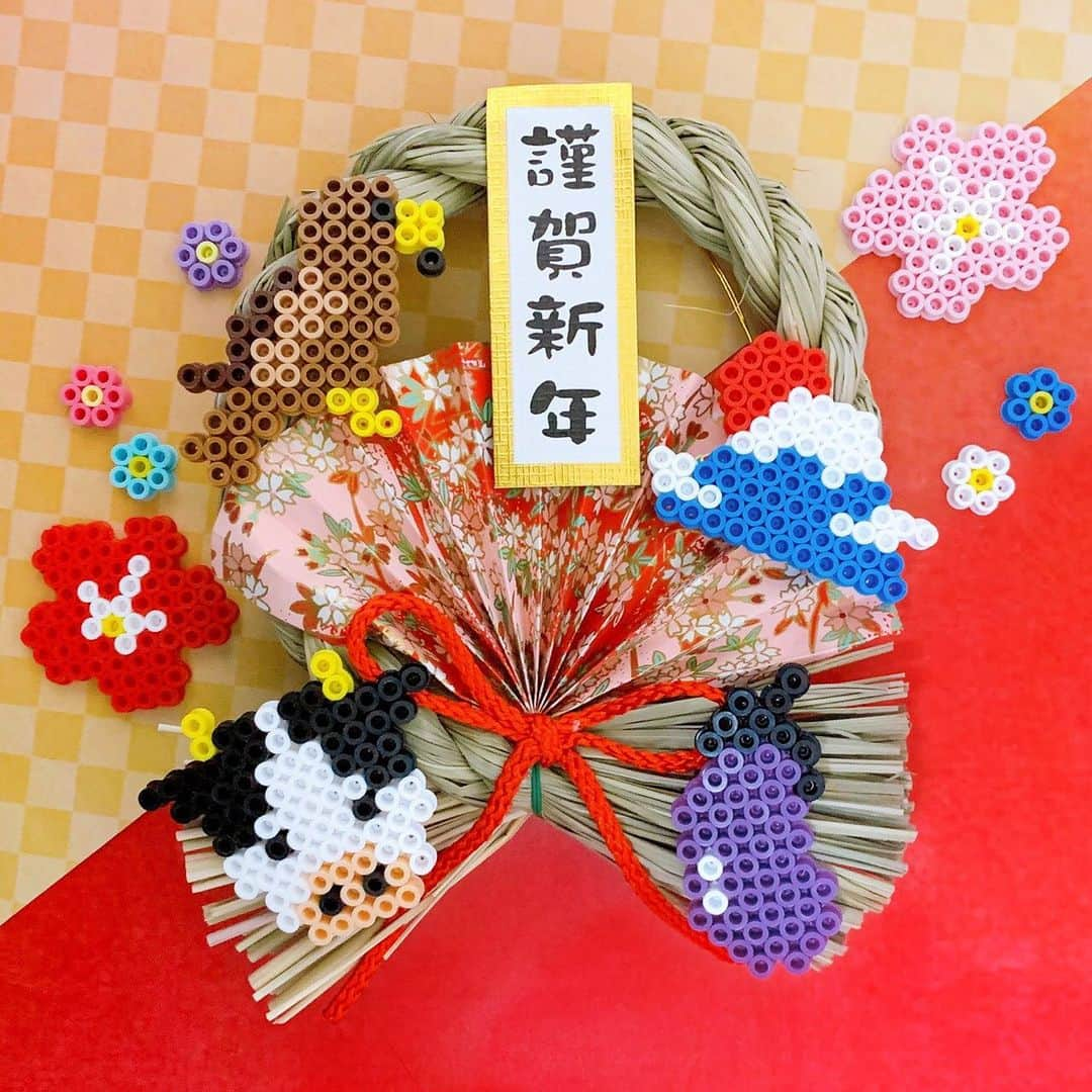 PerlerbeadsJP（パーラービーズ）さんのインスタグラム写真 - (PerlerbeadsJP（パーラービーズ）Instagram)「🐄 今年も今日を入れてあと3日となりましたね😃🌟  新しい1年をお迎えする準備にもパーラービーズは大活躍❣️ しめ縄など、市販のお正月飾りとビーズアートを組み合わせてオリジナルの飾りを作ってみるのもオススメです🤗💓（年内の飾り付けに縁起の良い日は12/30だそうですよ🤓）  お正月飾りにピッタリの作例下絵シートは公式ホームページにて公開中😆✨プロフィール欄のURLからぜひご覧ください🙇‍♀️  そして、おうち時間で作ったビーズアートはよかったらぜひ「#パーラービーズ」を付けてUPしてくださいね☺️🎶  2020年もたくさんパーラービーズで遊んで頂きまして、本当にありがとうございました☺️ 皆さまにとって来年もまたステキな一年になりますように😊どうぞ良いお年をお迎えくださいませ🏵  ※下絵シートをパソコン等で出力される際は、印刷設定を等倍にして頂きますと、プレートサイズとぴったりの状態でお楽しみ頂けます。  ※ 誠に勝手ながら、株式会社カワダは12/30(水)〜1/4(月)の期間を年末年始休業とさせて頂きます。商品へのお問い合わせ等につきましては1/5(火)よりご対応させて頂きます。ご迷惑をお掛けいたしますが、ご了承くださいますようお願い申し上げます。 ……………………………………………………………… #おうち遊び #室内遊び #指先遊び #色遊び #お正月飾り #丑年 #冬休みの過ごし方  #おうちでお正月 #お正月製作 #一富士二鷹三茄子 #ホームパーティー  #子どもとの暮らし #子どものいる暮らし #おうち時間 #アイロンビーズ #ハンドメイド #perlerbeads #ironbeads #パーラービーズ  @kawadatoys_official」12月29日 11時58分 - perlerbeads_jp