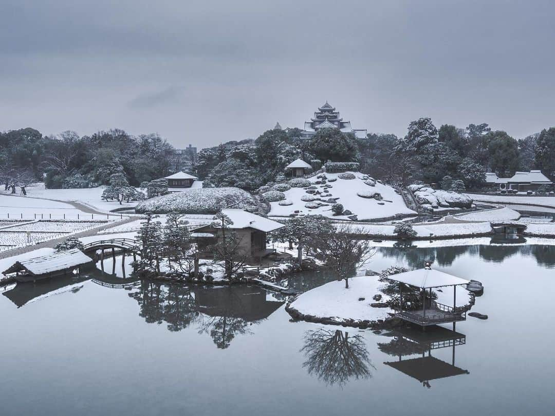 Bi Rod by Lumica.のインスタグラム：「【Bi Rod Creator's Photo】 ＃037 ■Photo by 木村琢磨 @takuma_kimura_photo  ■Photo at 岡山城 Okayama Castle   2019/ 2  ■Equipment Rod： Bi Rod 6C-7500 Camera: OLYMPUS OM-D E-M1MarkⅡ Lens: OLYMPUS M.12mm F2.0  「ドローンなしでこのアングル」  最大7.5mのハイアングルから撮影できる 高所撮影一脚「Bi Rod」  ↓商品情報はプロフィール欄のURLから公式ストアへ @birod_lumica  #birod #lumica #ルミカ #木村棒 #写真好きな人と繋がりたい #写真 #空中撮影 #空撮 #ハイアングル #ドローン #aerialphotography #notdrone #highangle #olympus #olympusphtotography #olympuscamera #olympusomdem1markii #OLYMPUSM714mmF28 #岡山県 #岡山市 #岡山城 #OkayamaCastle #雪　＃雪化粧　＃雪景色」