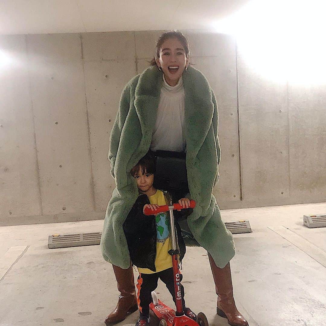 大桑マイミのインスタグラム：「ぬくぬくあったかさに包まれてる〜  エコファーのコート 無敵な温かさ。寒いー公園だってずーっとつきあってあげる👍🤫 地球環境に配慮しているサステナブルなブランド　@think_fur   娘もグリーンコート🧥リンク。 今年も後残すところ後3日。^_^ 沢山の方に今年もお世話になりました。残り穏やかな日々で過ごせますように。 良い年を迎えてください。」