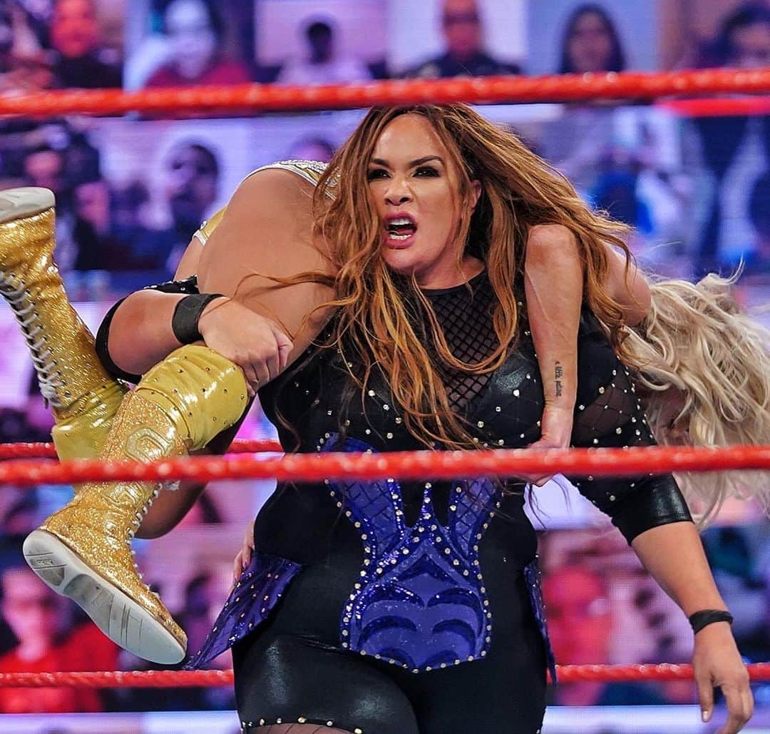 WWEさんのインスタグラム写真 - (WWEInstagram)「@qosbaszler may have cost @niajaxwwe her match against @charlottewwe, but these teams aren’t finished with each other just yet!  #WWERaw」12月29日 12時22分 - wwe
