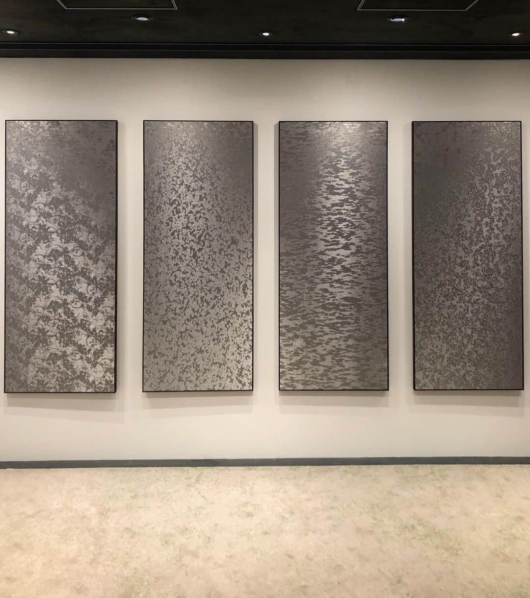 マドモアゼル・ユリアさんのインスタグラム写真 - (マドモアゼル・ユリアInstagram)「HOSOO GALLERYで今開催されている展示がとっても面白かった！😳 西陣織の老舗である細尾さんが今回の展示でコラボしているのは、プログラマーや数学者といった一見織物の世界からはかけ離れた方々。 でも織の組織ってとっても数学的なものだったりするので、面白い化学反応が起きてました。 コンピュータープログラムのコードから織り出された織の作品達は、人間の手による技術だけでは想像し得なかった織物の無限の可能性を感じさせるものでした。コンピューターが作り出したデザインなのに、何故か木の年輪や水面などの自然界に存在するものを彷彿とさせる作品が出来上がっているのも不思議。  今回は京町家をフルリノベーションしたHOSOO RESIDENCEにもお世話になりました🙇🏻‍♀️✨ @hosoogallery @hosoo_official @masataka_hosoo @taekotakeda #louisvuitton」12月29日 12時15分 - mademoiselle_yulia