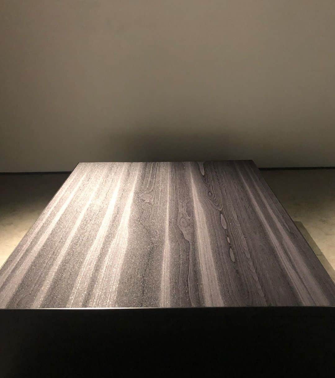 マドモアゼル・ユリアさんのインスタグラム写真 - (マドモアゼル・ユリアInstagram)「HOSOO GALLERYで今開催されている展示がとっても面白かった！😳 西陣織の老舗である細尾さんが今回の展示でコラボしているのは、プログラマーや数学者といった一見織物の世界からはかけ離れた方々。 でも織の組織ってとっても数学的なものだったりするので、面白い化学反応が起きてました。 コンピュータープログラムのコードから織り出された織の作品達は、人間の手による技術だけでは想像し得なかった織物の無限の可能性を感じさせるものでした。コンピューターが作り出したデザインなのに、何故か木の年輪や水面などの自然界に存在するものを彷彿とさせる作品が出来上がっているのも不思議。  今回は京町家をフルリノベーションしたHOSOO RESIDENCEにもお世話になりました🙇🏻‍♀️✨ @hosoogallery @hosoo_official @masataka_hosoo @taekotakeda #louisvuitton」12月29日 12時15分 - mademoiselle_yulia