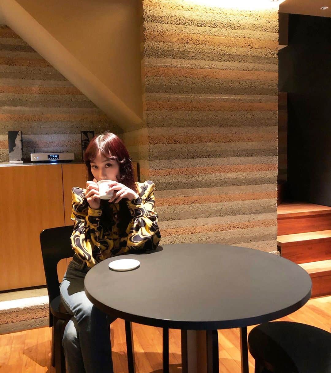 マドモアゼル・ユリアさんのインスタグラム写真 - (マドモアゼル・ユリアInstagram)「HOSOO GALLERYで今開催されている展示がとっても面白かった！😳 西陣織の老舗である細尾さんが今回の展示でコラボしているのは、プログラマーや数学者といった一見織物の世界からはかけ離れた方々。 でも織の組織ってとっても数学的なものだったりするので、面白い化学反応が起きてました。 コンピュータープログラムのコードから織り出された織の作品達は、人間の手による技術だけでは想像し得なかった織物の無限の可能性を感じさせるものでした。コンピューターが作り出したデザインなのに、何故か木の年輪や水面などの自然界に存在するものを彷彿とさせる作品が出来上がっているのも不思議。  今回は京町家をフルリノベーションしたHOSOO RESIDENCEにもお世話になりました🙇🏻‍♀️✨ @hosoogallery @hosoo_official @masataka_hosoo @taekotakeda #louisvuitton」12月29日 12時15分 - mademoiselle_yulia