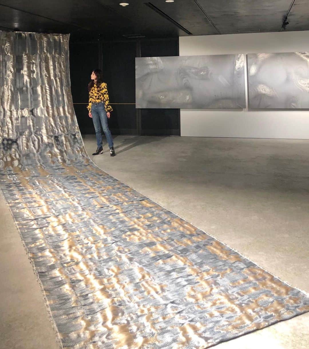 のインスタグラム：「HOSOO GALLERYで今開催されている展示がとっても面白かった！😳 西陣織の老舗である細尾さんが今回の展示でコラボしているのは、プログラマーや数学者といった一見織物の世界からはかけ離れた方々。 でも織の組織ってとっても数学的なものだったりするので、面白い化学反応が起きてました。 コンピュータープログラムのコードから織り出された織の作品達は、人間の手による技術だけでは想像し得なかった織物の無限の可能性を感じさせるものでした。コンピューターが作り出したデザインなのに、何故か木の年輪や水面などの自然界に存在するものを彷彿とさせる作品が出来上がっているのも不思議。  今回は京町家をフルリノベーションしたHOSOO RESIDENCEにもお世話になりました🙇🏻‍♀️✨ @hosoogallery @hosoo_official @masataka_hosoo @taekotakeda #louisvuitton」