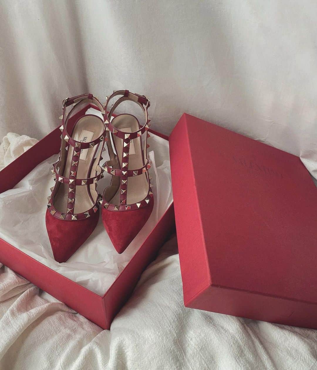 puinpiのインスタグラム：「サンタクロースきた🎅 ： ： サンタさんありがとう♡ ： ： やっぱりこのカタチが1番好きです👠 ： ： #valentino#highheels #christmaspresent」