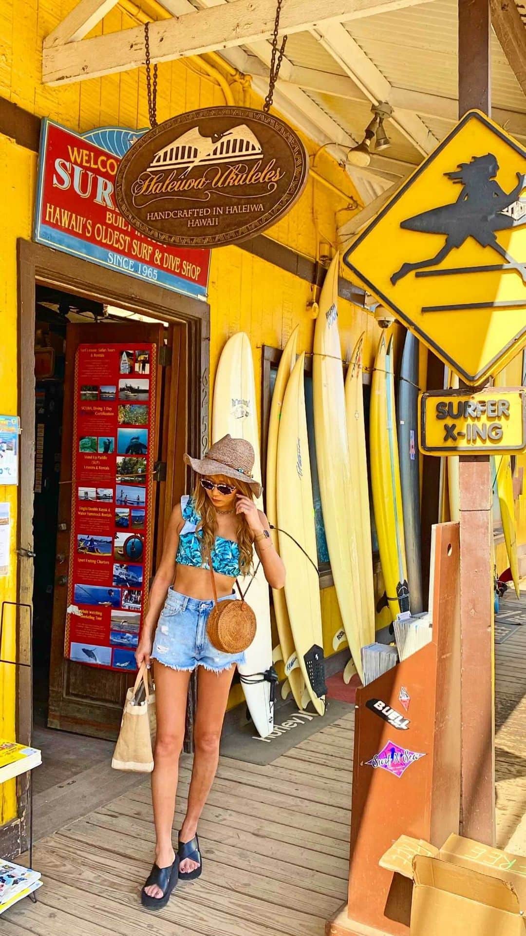 shihoのインスタグラム：「💛🏄🏾‍♂️🧡🏄🏾💛 ・ ノースショアのりーる第2弾。 Hawaiiで1番すきな場所ノースショア。 古き良きHawaiiの面影を残し ノスタルジックな街並みがたまらない💛 時間がゆ〜〜くり流れていて 雰囲気ばつぐん♡ リールでノースショアを たっぷり感じてくれたら嬉しいな🥰🧡 ・ #hawaii#islandofoahu#oahu#ハワイ#trip #オアフ島#travel#loco_hawaii#travel_jp #funtorip#タビジョ#旅MUSE#genic_travel #genic_mag#たびねす#旅行#genic_hawaii#oahuhawaii」