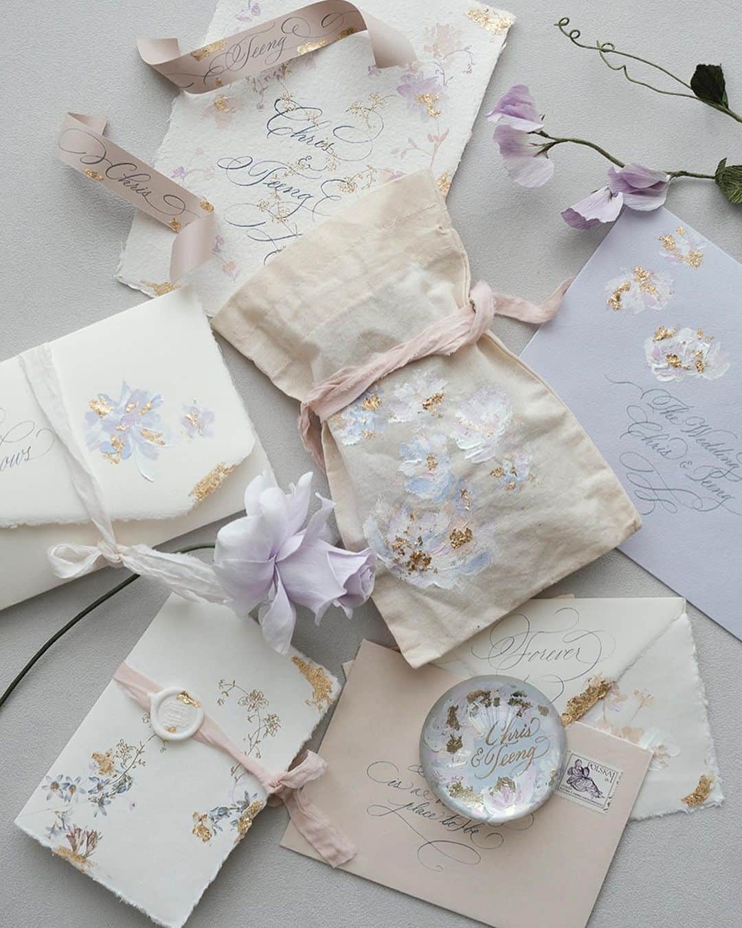 Veronica Halimさんのインスタグラム写真 - (Veronica HalimInstagram)「For the love of lilac and blush with a touch of antique gold.  —  #vhcalligraphy #truffypi #カリグラフィー #カリグラフィースタイリング #モダンカリグラフィー #calligraphystyling #カリグラフィーワークショップ #weddingstationery #moderncalligraphy #handmadepaper  #penmanship #ウェディング #ウェディングアイテム #カリグラファ #スタイリングワークショップ #スタイリング #prettypapers #weddingsuite #styledshootbundle」12月29日 12時25分 - truffypi
