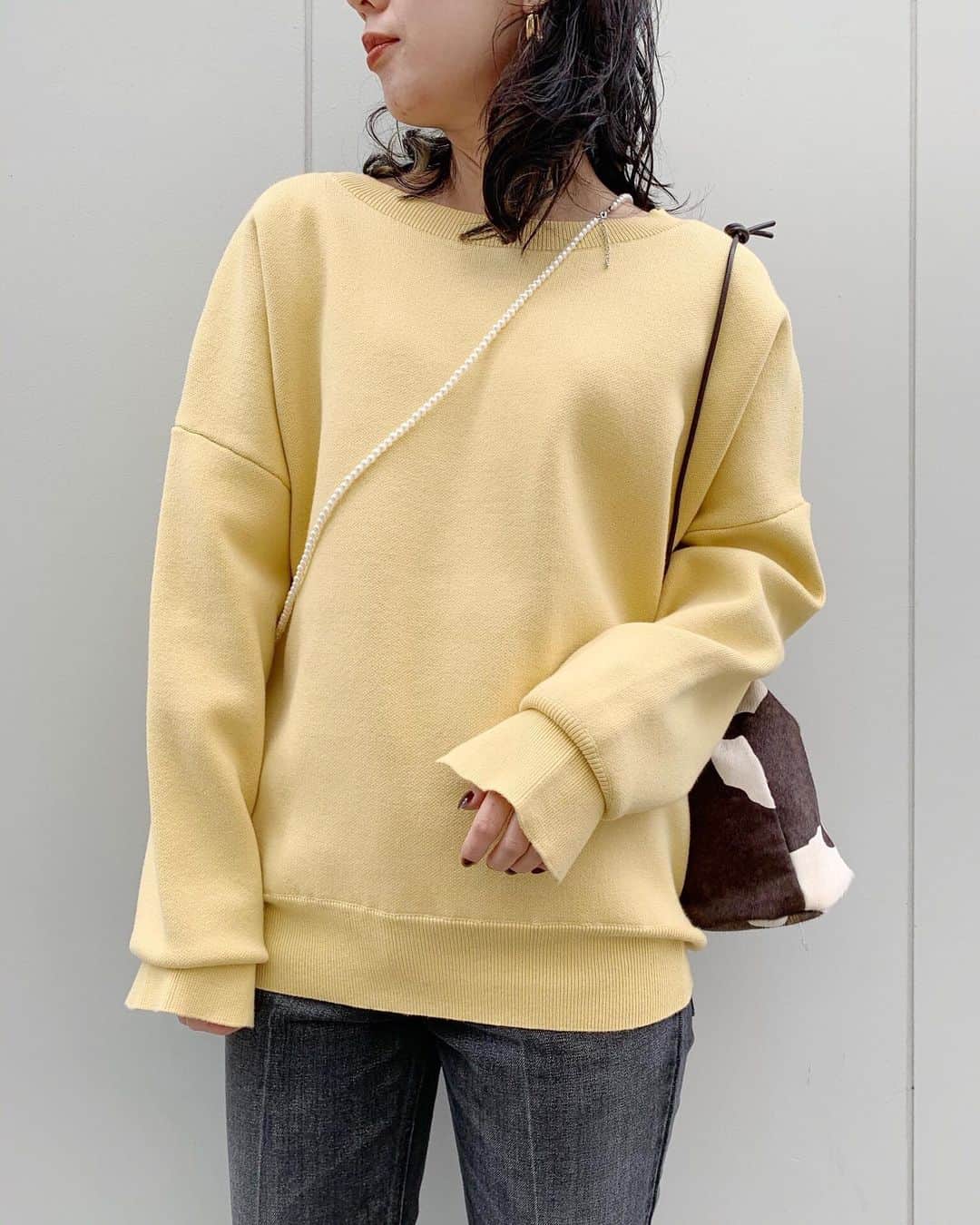 SHENERYさんのインスタグラム写真 - (SHENERYInstagram)「ㅤㅤㅤㅤㅤㅤㅤㅤㅤㅤㅤㅤㅤ スウェットライクなニットなので、カジュアル過ぎずにきれいめなボトムとも合わせやすいアイテムです。  ご自宅でお洗濯可能で、ゆったりとしたサイズ感でお家時間にもぴったりな一着。  ・バックVスウェットライクニット color:offwhite/yellow/graybeige price:¥11,000+tax  #SHENERY_official#シーナリー #knit #2020AW#SHENERY2020AW」12月29日 12時27分 - shenery_official