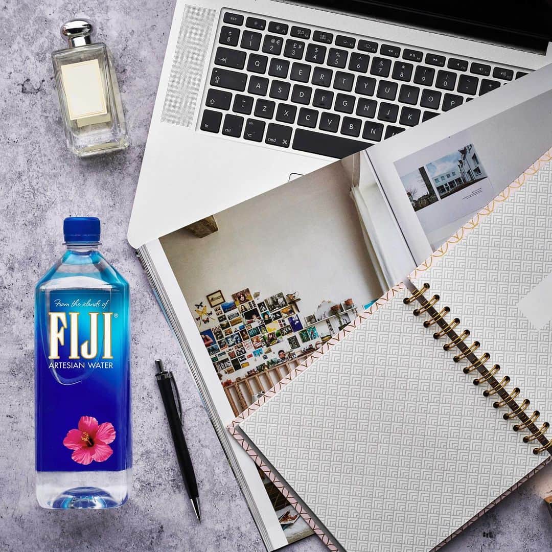 FIJIWaterJapanのインスタグラム：「今年の思い出を整理。 #フィジーウォーター #fijiwater #水分補給 #思い出  #水分補給   #lovefijiwater  #ミネラルウォーター #lifewithfijiwater」