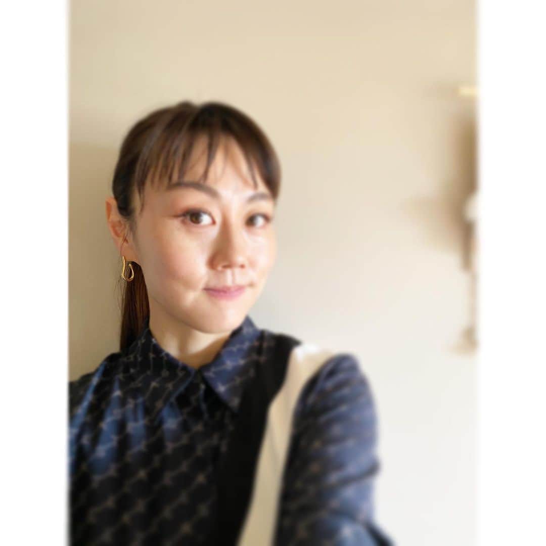 新井麻希のインスタグラム：「* クリスマスに超かわいいピアスをお友達からもらったので、自分で写真撮ってみたんですけど色々ぼかしてます🤣！！  超ーーーかわいい。 そして飽きない。 シャツと合わせてみましたが、リネンやニットの素材とも合わせやすそうです☺️🎁  PAS TIERRAというブランドで、初めて知ったのですが、地球の大地から生まれた壮大な自然という意味を持つそうです。  うん、自然なフォルムと、そこに洗練さもあって、すごくいい！  大切に使わせて頂きます☺️ ゆらさん、いつもいつもありがとうございます。 今年もたっくさんお世話になりました！！  あぁぁぁぁ、そして年末ですね！！！ もう皆様は仕事はおさめましたか？私は昨日おさめました！今日は大掃除で猫のEglyさん大興奮です😎  #pastierra #パティエラ #ほうれいせん #ぼかしたぜ！ぼかせてないけど！」