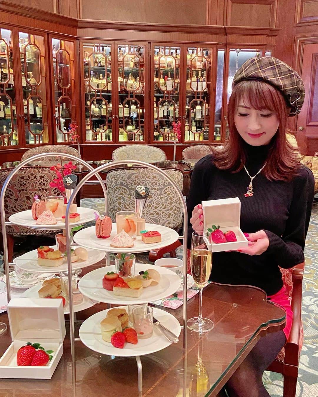 彩耶さんのインスタグラム写真 - (彩耶Instagram)「⭐︎⭐︎⭐︎ ・ 𝙏𝙝𝙚 𝙍𝙞𝙩𝙯 𝘾𝙖𝙧𝙡𝙩𝙤𝙣 𝙊𝙨𝙖𝙠𝙖 🏨 ・ ・ ザ・リッツカールトン大阪 において開催中の " 𝘚𝘵𝘳𝘢𝘸𝘣𝘦𝘳𝘳𝘺  𝘈𝘧𝘵𝘦𝘳𝘯𝘰𝘰𝘯 𝘛𝘦𝘢🍓" へ ・ ・ ・ 英国貴族の邸宅のような雰囲気の "The Lobby Lounge" 店内に入ると、苺の甘酸っぱい香りが広がっていました😌🍓✨ ・ ・ 席について、まず最初に真っ白な "𝘑𝘦𝘸𝘦𝘭𝘳𝘺 𝘉𝘰𝘹 " が運ばれてきます🤍✨ ・ 蓋を開けると、艶やかな深紅の苺がふたつ〜❤️数種類のブランド苺から、その日おすすめの２種を食べ比べできるそうなんです🍓 私は「まりひめ」と「古都華」を頂きました。みずみずしくてあま〜い😋💕 それぞれの甘味と酸味を感じることができます😌✨ ・ 女子が喜ぶ演出に、すっかりドキドキしちゃいました😍 ・ ・ そしてお待ちかねの 3段スタンド♡ 可愛くて素敵な苺スイーツがい〜っぱい🍓✨ 食べるのがもったいないくらい🙈 ・ 私のお気に入りは "ストロベリーマカロン"❤️ 苺の香りが口いっぱいに広がってほんと美味しいっ😍 ・ そして、セイヴォリーも充実していて エビのルーフリットと苺を合わせたキッシュが絶妙〜🍤💕 ・ スコーンに添えられた" ストロベリーバター" は、苺の風味がしっかり感じられてとっても美味しかったです。 ・ ・ ・ ラグジュアリーでステキな空間で、苺たっぷりの時間を楽しむことができました😌🍓✨ ・ ・ 是非皆さんも 昨日始まったばかりの " 𝘚𝘵𝘳𝘢𝘸𝘣𝘦𝘳𝘳𝘺  𝘈𝘧𝘵𝘦𝘳𝘯𝘰𝘰𝘯 𝘛𝘦𝘢🍓" へ あま〜い苺、堪能しに行ってみて下さいね❣️ ・ ・ ________________________________________  " 𝚂𝚝𝚛𝚊𝚠𝚋𝚎𝚛𝚛𝚢  𝙰𝚏𝚝𝚎𝚛𝚗𝚘𝚘𝚗 𝚃𝚎𝚊 " ・ 期間  2020年12月28日(月)〜2021年3月31日(水) 場所  1階　ザ・ロビーラウンジ 電話　06-6343-7020 💻  https://www.ritz-carlton.co.jp/information/1914/ ・ ・  @ritzcarlton.osaka  #リッツカールトン大阪 #ザリッツカールトン大阪 #theritzcarltonosaka #ritzcarltonosaka #ritzcarlton #アフタヌーンティー #afternoontea #ストロベリーアフタヌーンティー #strawberryafternoontea #大阪アフタヌーンティー #スイーツ #sweet #セイヴォリー #savory #風の時代 #gotoキャンペーン #モデル #秘書 #ウォーキング講師 #インフルエンサー」12月29日 12時33分 - 3aya11