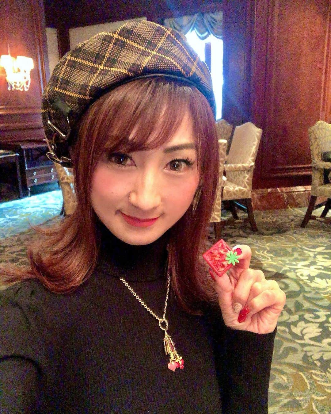 彩耶さんのインスタグラム写真 - (彩耶Instagram)「⭐︎⭐︎⭐︎ ・ 𝙏𝙝𝙚 𝙍𝙞𝙩𝙯 𝘾𝙖𝙧𝙡𝙩𝙤𝙣 𝙊𝙨𝙖𝙠𝙖 🏨 ・ ・ ザ・リッツカールトン大阪 において開催中の " 𝘚𝘵𝘳𝘢𝘸𝘣𝘦𝘳𝘳𝘺  𝘈𝘧𝘵𝘦𝘳𝘯𝘰𝘰𝘯 𝘛𝘦𝘢🍓" へ ・ ・ ・ 英国貴族の邸宅のような雰囲気の "The Lobby Lounge" 店内に入ると、苺の甘酸っぱい香りが広がっていました😌🍓✨ ・ ・ 席について、まず最初に真っ白な "𝘑𝘦𝘸𝘦𝘭𝘳𝘺 𝘉𝘰𝘹 " が運ばれてきます🤍✨ ・ 蓋を開けると、艶やかな深紅の苺がふたつ〜❤️数種類のブランド苺から、その日おすすめの２種を食べ比べできるそうなんです🍓 私は「まりひめ」と「古都華」を頂きました。みずみずしくてあま〜い😋💕 それぞれの甘味と酸味を感じることができます😌✨ ・ 女子が喜ぶ演出に、すっかりドキドキしちゃいました😍 ・ ・ そしてお待ちかねの 3段スタンド♡ 可愛くて素敵な苺スイーツがい〜っぱい🍓✨ 食べるのがもったいないくらい🙈 ・ 私のお気に入りは "ストロベリーマカロン"❤️ 苺の香りが口いっぱいに広がってほんと美味しいっ😍 ・ そして、セイヴォリーも充実していて エビのルーフリットと苺を合わせたキッシュが絶妙〜🍤💕 ・ スコーンに添えられた" ストロベリーバター" は、苺の風味がしっかり感じられてとっても美味しかったです。 ・ ・ ・ ラグジュアリーでステキな空間で、苺たっぷりの時間を楽しむことができました😌🍓✨ ・ ・ 是非皆さんも 昨日始まったばかりの " 𝘚𝘵𝘳𝘢𝘸𝘣𝘦𝘳𝘳𝘺  𝘈𝘧𝘵𝘦𝘳𝘯𝘰𝘰𝘯 𝘛𝘦𝘢🍓" へ あま〜い苺、堪能しに行ってみて下さいね❣️ ・ ・ ________________________________________  " 𝚂𝚝𝚛𝚊𝚠𝚋𝚎𝚛𝚛𝚢  𝙰𝚏𝚝𝚎𝚛𝚗𝚘𝚘𝚗 𝚃𝚎𝚊 " ・ 期間  2020年12月28日(月)〜2021年3月31日(水) 場所  1階　ザ・ロビーラウンジ 電話　06-6343-7020 💻  https://www.ritz-carlton.co.jp/information/1914/ ・ ・  @ritzcarlton.osaka  #リッツカールトン大阪 #ザリッツカールトン大阪 #theritzcarltonosaka #ritzcarltonosaka #ritzcarlton #アフタヌーンティー #afternoontea #ストロベリーアフタヌーンティー #strawberryafternoontea #大阪アフタヌーンティー #スイーツ #sweet #セイヴォリー #savory #風の時代 #gotoキャンペーン #モデル #秘書 #ウォーキング講師 #インフルエンサー」12月29日 12時33分 - 3aya11