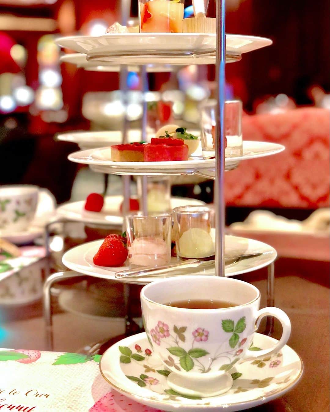 彩耶さんのインスタグラム写真 - (彩耶Instagram)「⭐︎⭐︎⭐︎ ・ 𝙏𝙝𝙚 𝙍𝙞𝙩𝙯 𝘾𝙖𝙧𝙡𝙩𝙤𝙣 𝙊𝙨𝙖𝙠𝙖 🏨 ・ ・ ザ・リッツカールトン大阪 において開催中の " 𝘚𝘵𝘳𝘢𝘸𝘣𝘦𝘳𝘳𝘺  𝘈𝘧𝘵𝘦𝘳𝘯𝘰𝘰𝘯 𝘛𝘦𝘢🍓" へ ・ ・ ・ 英国貴族の邸宅のような雰囲気の "The Lobby Lounge" 店内に入ると、苺の甘酸っぱい香りが広がっていました😌🍓✨ ・ ・ 席について、まず最初に真っ白な "𝘑𝘦𝘸𝘦𝘭𝘳𝘺 𝘉𝘰𝘹 " が運ばれてきます🤍✨ ・ 蓋を開けると、艶やかな深紅の苺がふたつ〜❤️数種類のブランド苺から、その日おすすめの２種を食べ比べできるそうなんです🍓 私は「まりひめ」と「古都華」を頂きました。みずみずしくてあま〜い😋💕 それぞれの甘味と酸味を感じることができます😌✨ ・ 女子が喜ぶ演出に、すっかりドキドキしちゃいました😍 ・ ・ そしてお待ちかねの 3段スタンド♡ 可愛くて素敵な苺スイーツがい〜っぱい🍓✨ 食べるのがもったいないくらい🙈 ・ 私のお気に入りは "ストロベリーマカロン"❤️ 苺の香りが口いっぱいに広がってほんと美味しいっ😍 ・ そして、セイヴォリーも充実していて エビのルーフリットと苺を合わせたキッシュが絶妙〜🍤💕 ・ スコーンに添えられた" ストロベリーバター" は、苺の風味がしっかり感じられてとっても美味しかったです。 ・ ・ ・ ラグジュアリーでステキな空間で、苺たっぷりの時間を楽しむことができました😌🍓✨ ・ ・ 是非皆さんも 昨日始まったばかりの " 𝘚𝘵𝘳𝘢𝘸𝘣𝘦𝘳𝘳𝘺  𝘈𝘧𝘵𝘦𝘳𝘯𝘰𝘰𝘯 𝘛𝘦𝘢🍓" へ あま〜い苺、堪能しに行ってみて下さいね❣️ ・ ・ ________________________________________  " 𝚂𝚝𝚛𝚊𝚠𝚋𝚎𝚛𝚛𝚢  𝙰𝚏𝚝𝚎𝚛𝚗𝚘𝚘𝚗 𝚃𝚎𝚊 " ・ 期間  2020年12月28日(月)〜2021年3月31日(水) 場所  1階　ザ・ロビーラウンジ 電話　06-6343-7020 💻  https://www.ritz-carlton.co.jp/information/1914/ ・ ・  @ritzcarlton.osaka  #リッツカールトン大阪 #ザリッツカールトン大阪 #theritzcarltonosaka #ritzcarltonosaka #ritzcarlton #アフタヌーンティー #afternoontea #ストロベリーアフタヌーンティー #strawberryafternoontea #大阪アフタヌーンティー #スイーツ #sweet #セイヴォリー #savory #風の時代 #gotoキャンペーン #モデル #秘書 #ウォーキング講師 #インフルエンサー」12月29日 12時33分 - 3aya11